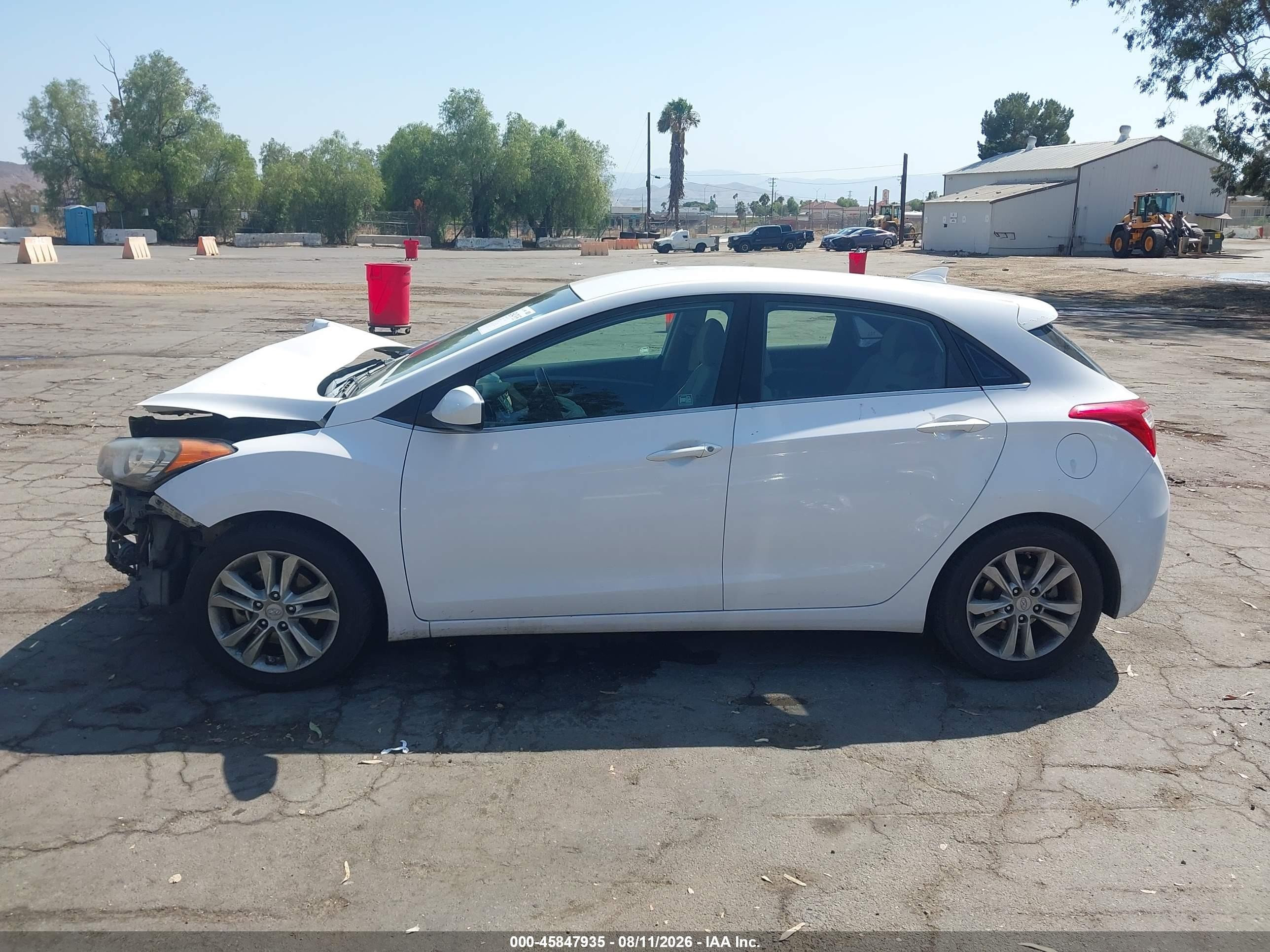 2013 Hyundai Elantra Gt   White vin: KMHD35LE0DU119920