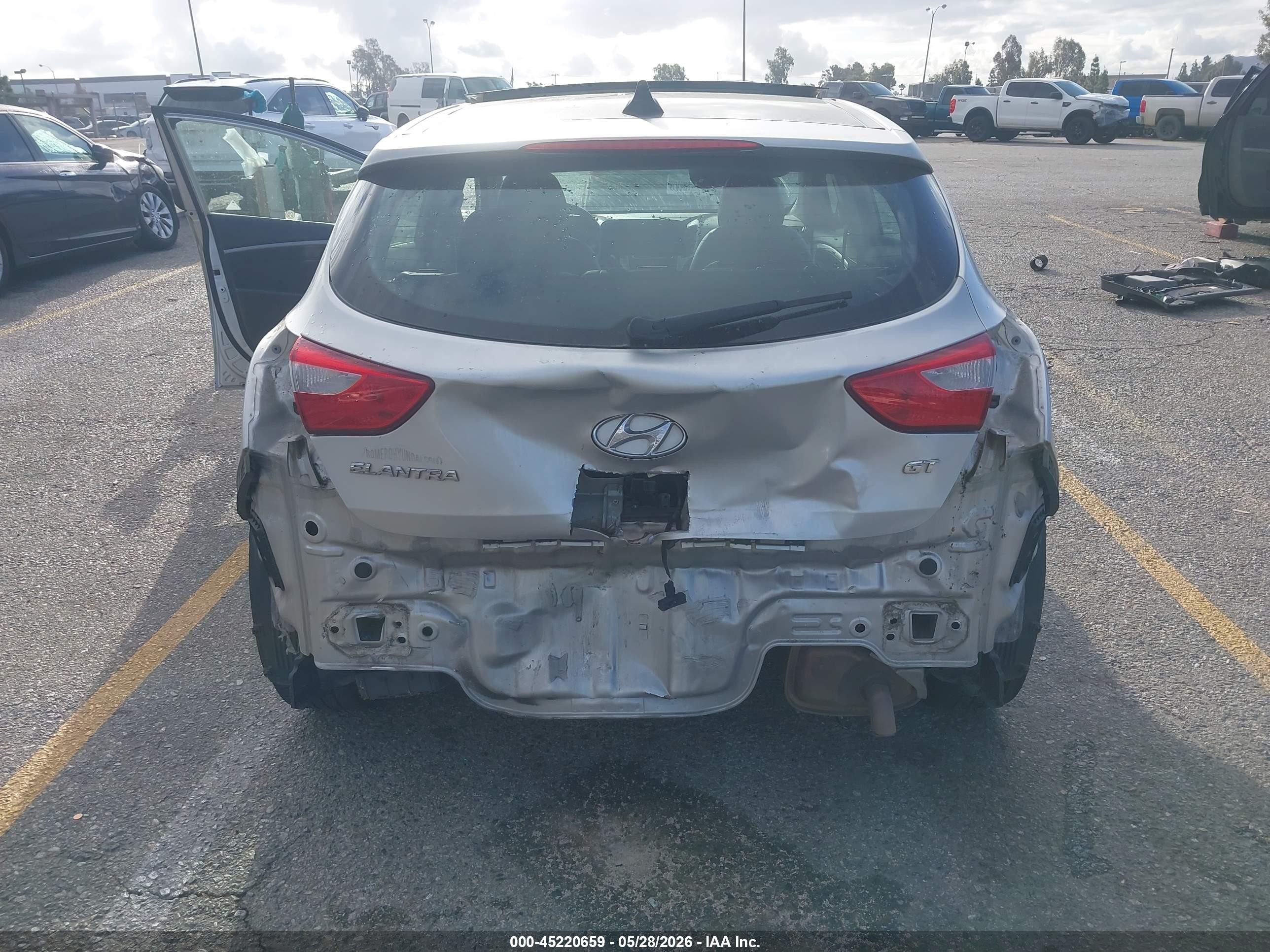 2013 Hyundai Elantra Gt   Silver vin: KMHD35LE0DU122297