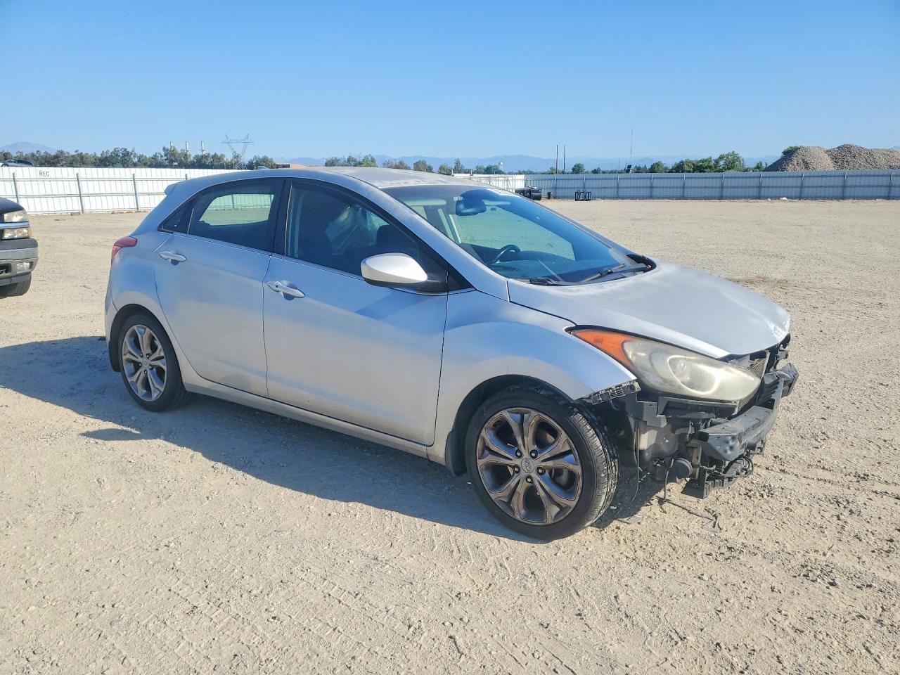 2013 Hyundai Elantra Gt Base Silver vin: KMHD35LE1DU082540