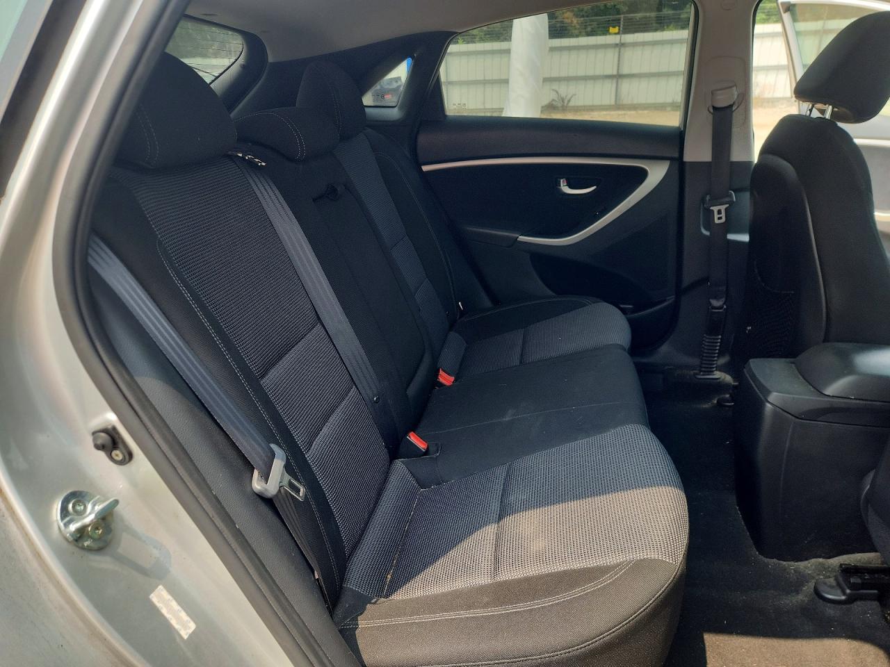2013 Hyundai Elantra Gt Base Silver vin: KMHD35LE1DU093389