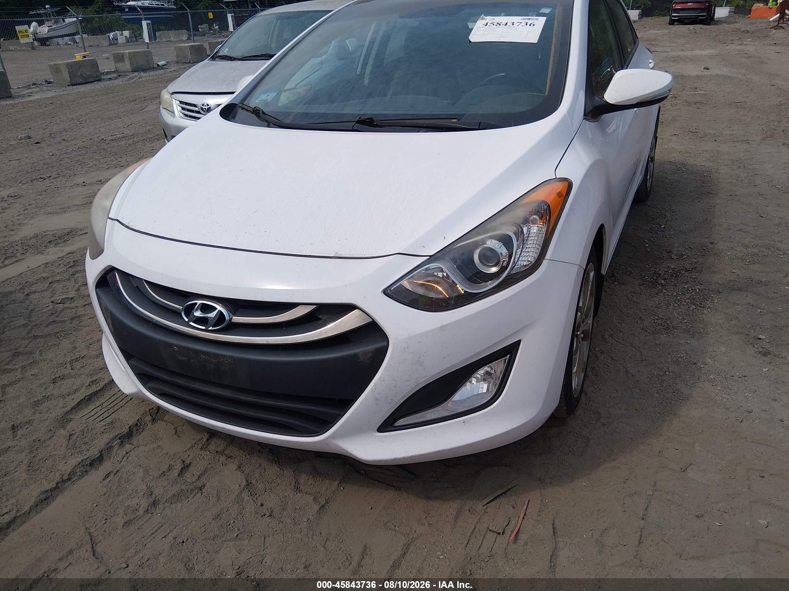2013 Hyundai Elantra Gt White vin: KMHD35LE1DU112300