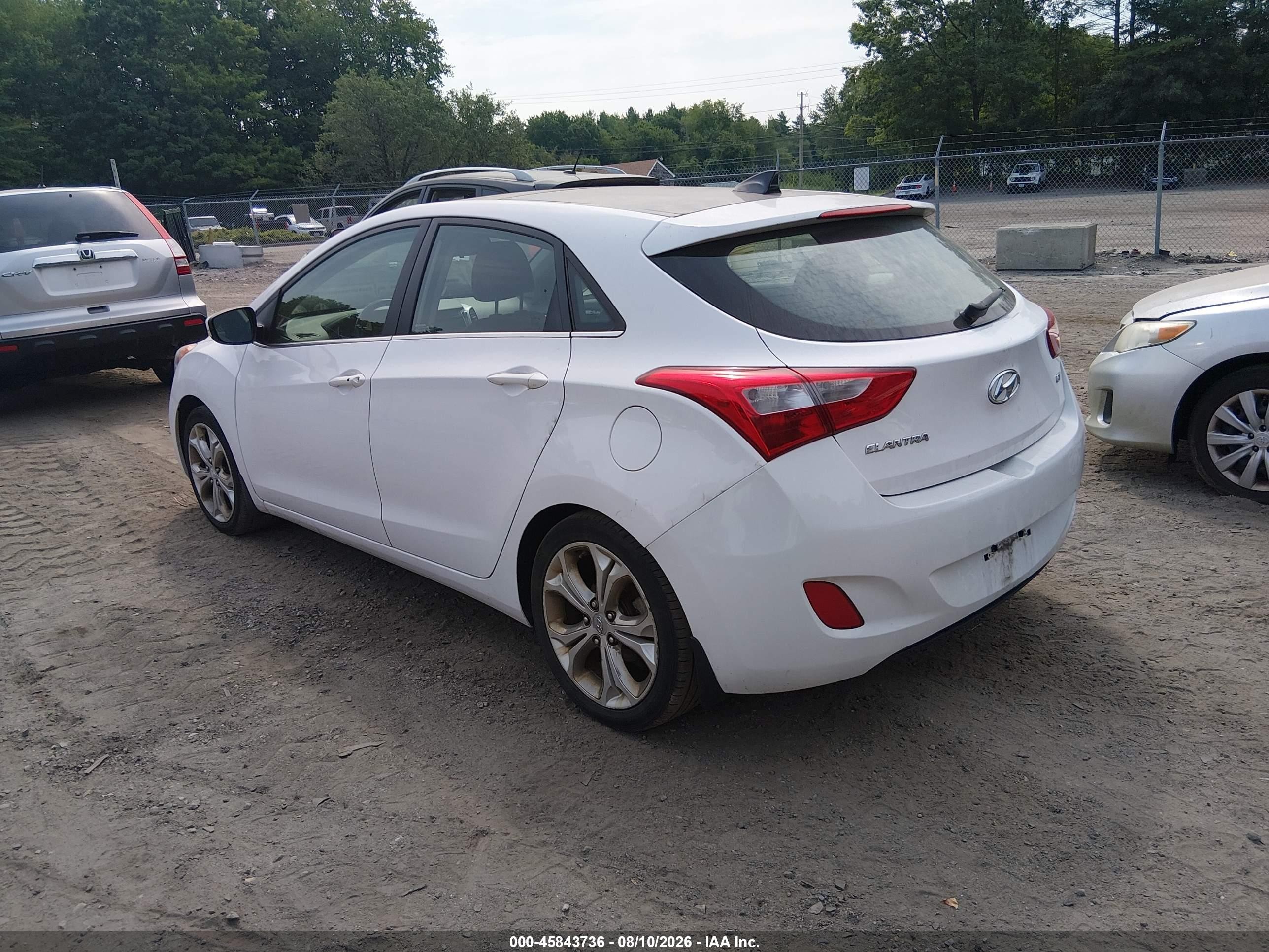2013 Hyundai Elantra Gt White vin: KMHD35LE1DU112300