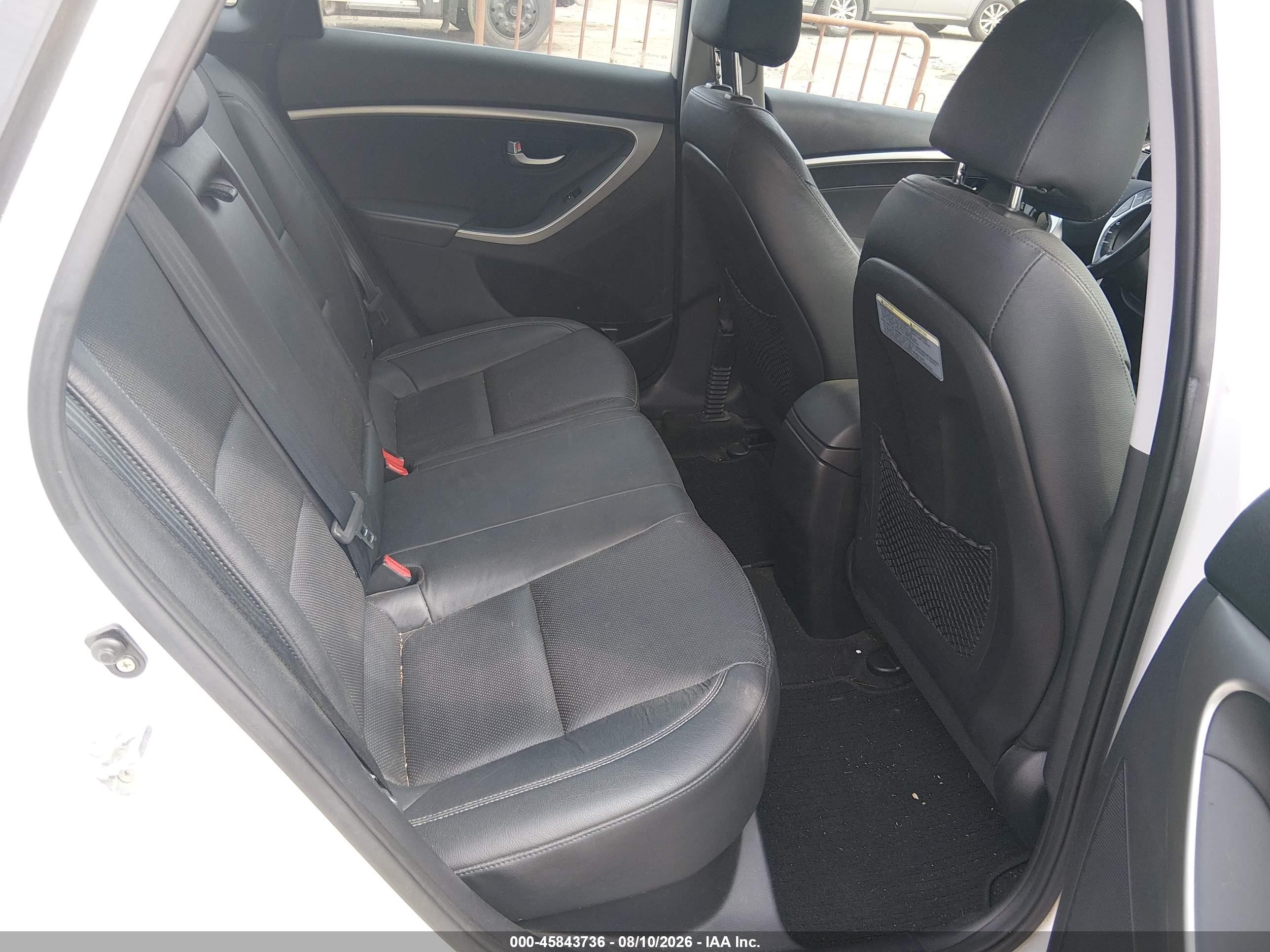 2013 Hyundai Elantra Gt White vin: KMHD35LE1DU112300
