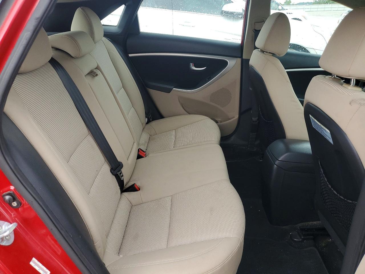 2013 Hyundai Elantra Gt Base Red vin: KMHD35LE1DU136340