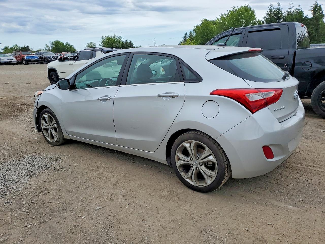 2013 Hyundai Elantra Gt Base Silver vin: KMHD35LE2DU018040