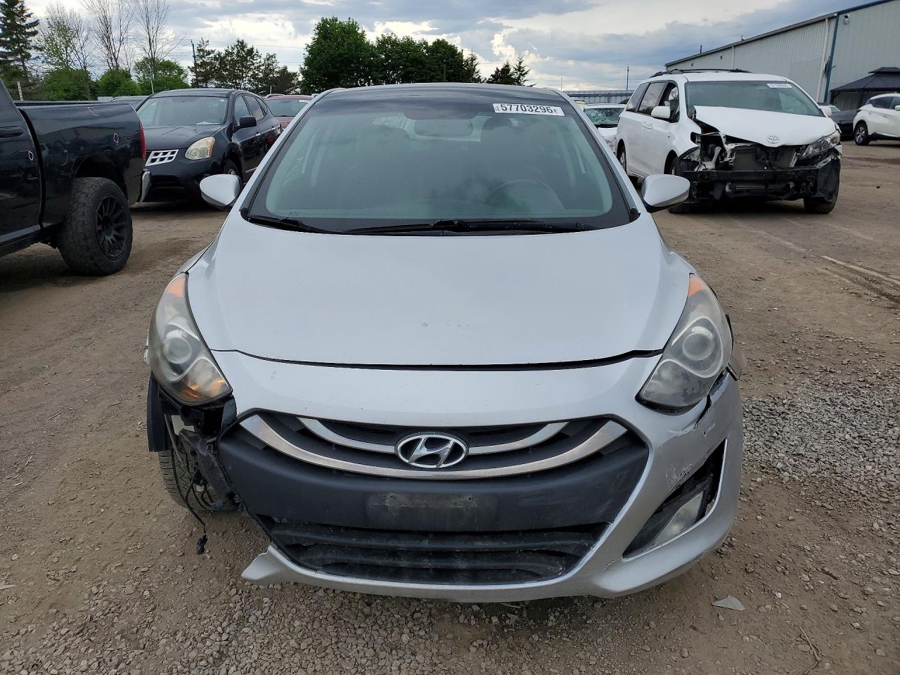 2013 Hyundai Elantra Gt Base Silver vin: KMHD35LE2DU018040