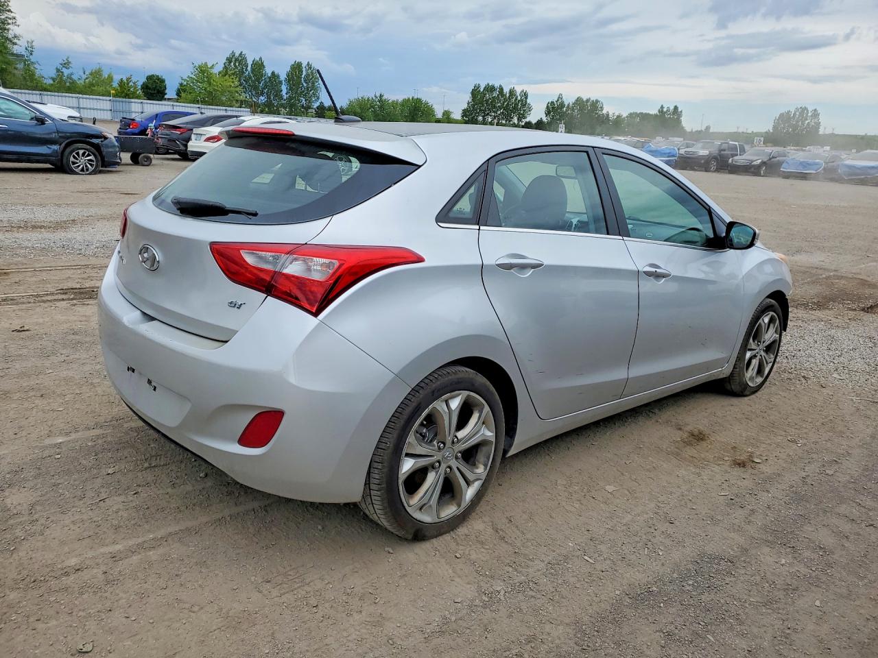 2013 Hyundai Elantra Gt Base Silver vin: KMHD35LE2DU018040