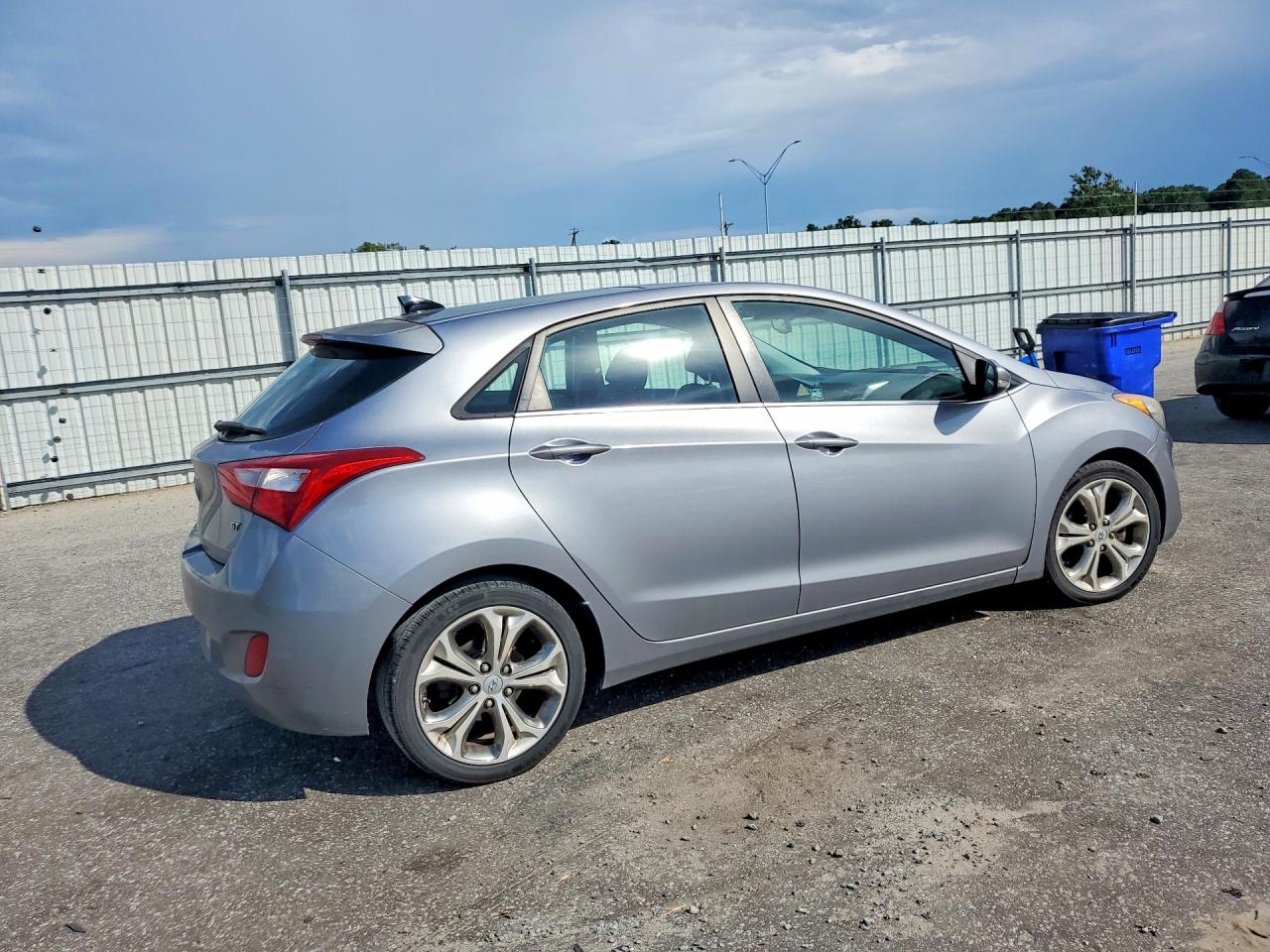 2013 Hyundai Elantra Gt Base Silver vin: KMHD35LE2DU048297