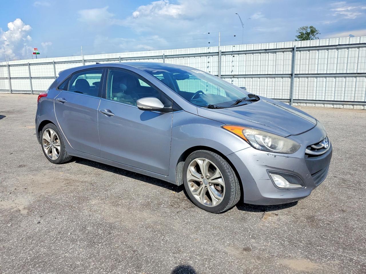 2013 Hyundai Elantra Gt Base Silver vin: KMHD35LE2DU048297