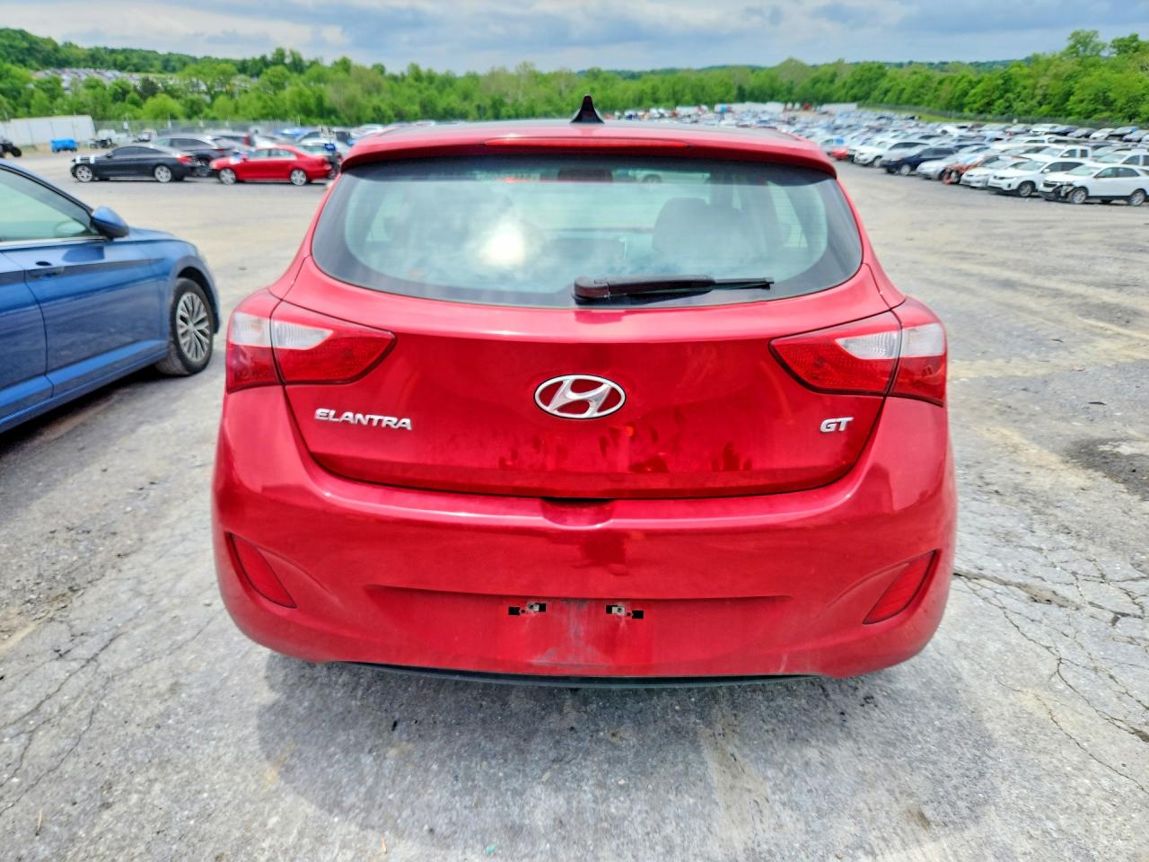 2013 Hyundai Elantra Gt Base Red vin: KMHD35LE2DU052043