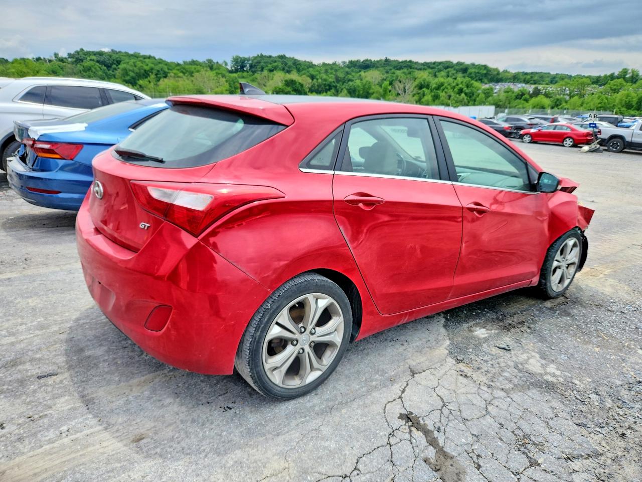 2013 Hyundai Elantra Gt Base Red vin: KMHD35LE2DU052043