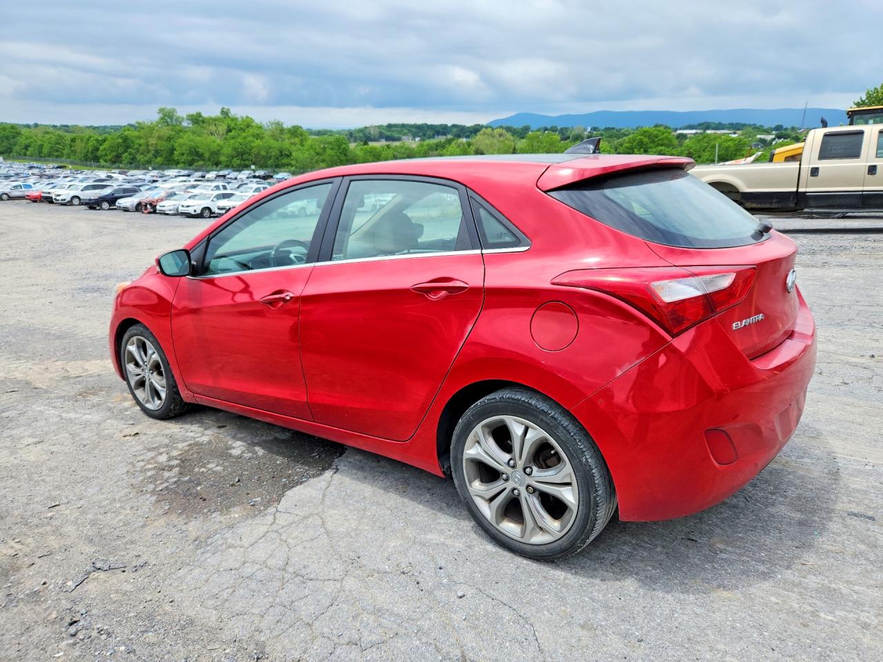 2013 Hyundai Elantra Gt Base Red vin: KMHD35LE2DU052043