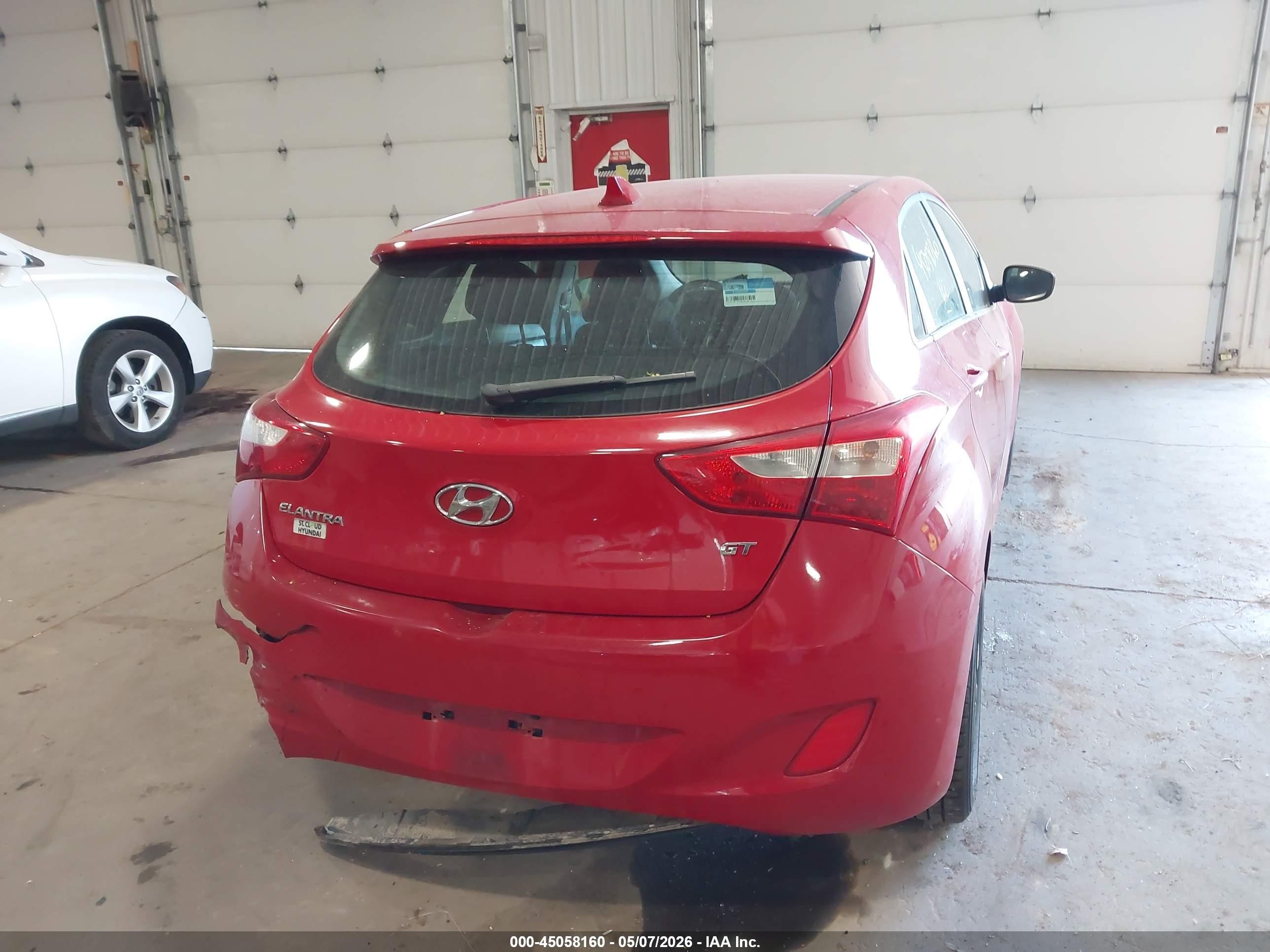2013 Hyundai Elantra Gt   Red vin: KMHD35LE2DU083048