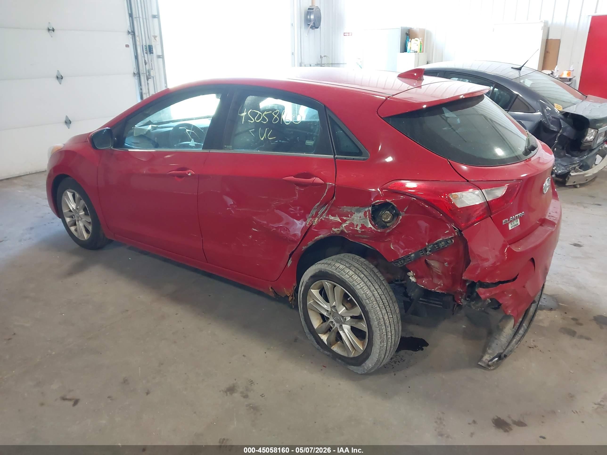 2013 Hyundai Elantra Gt   Red vin: KMHD35LE2DU083048