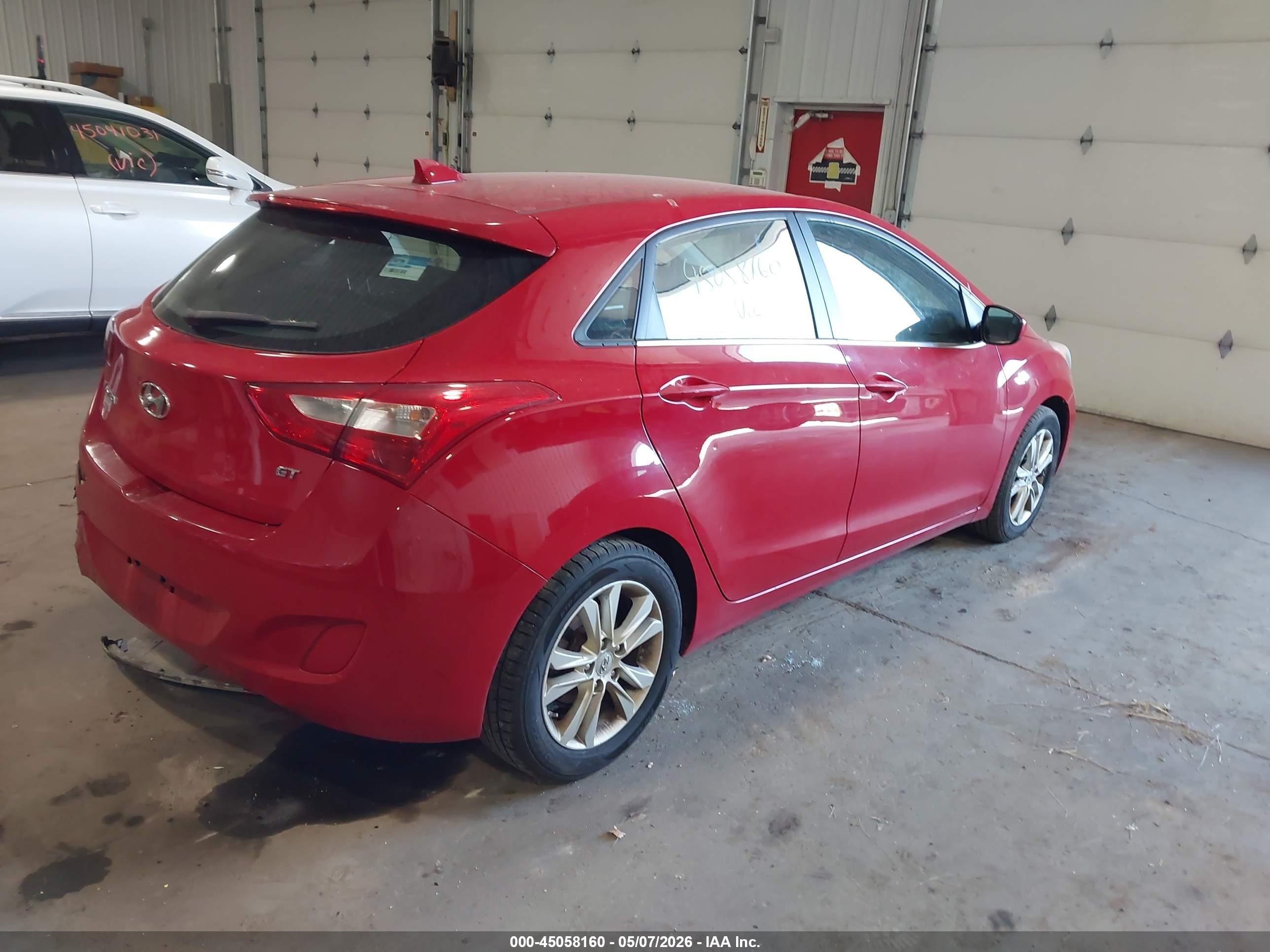 2013 Hyundai Elantra Gt   Red vin: KMHD35LE2DU083048