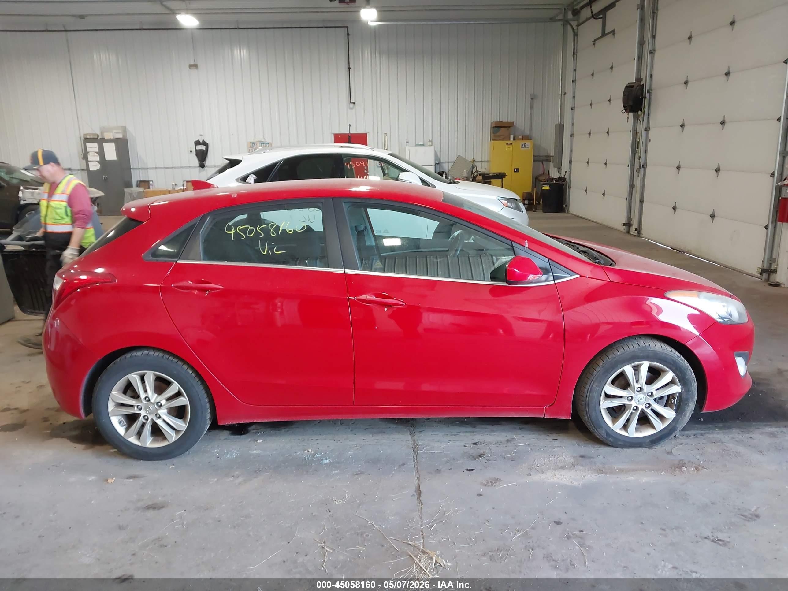 2013 Hyundai Elantra Gt   Red vin: KMHD35LE2DU083048