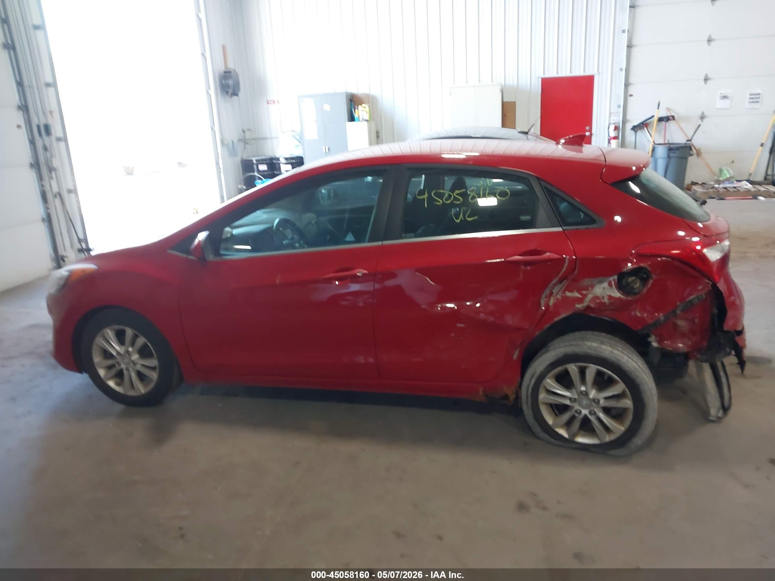 2013 Hyundai Elantra Gt   Red vin: KMHD35LE2DU083048