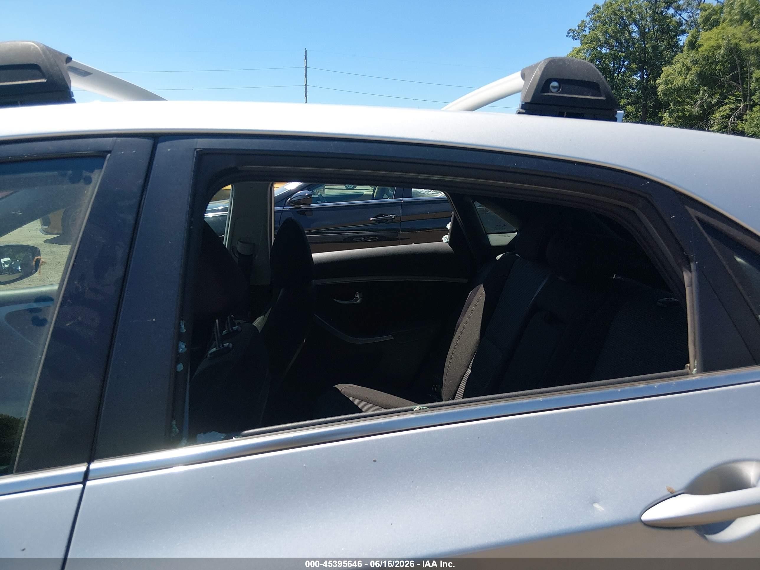2013 Hyundai Elantra Gt   Silver vin: KMHD35LE2DU092607
