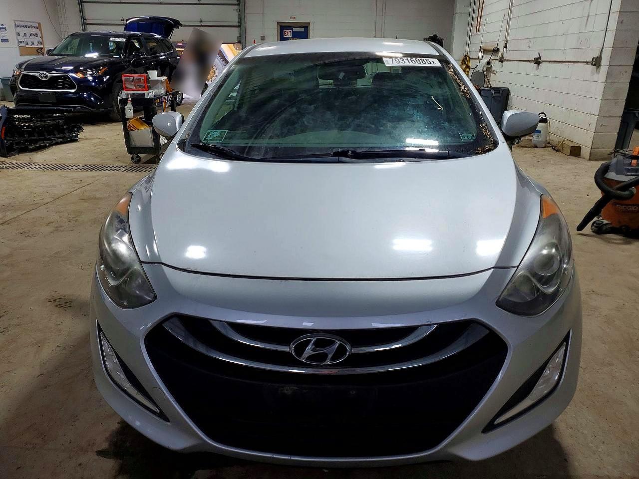 2013 Hyundai Elantra Gt Base Silver vin: KMHD35LE2DU119384
