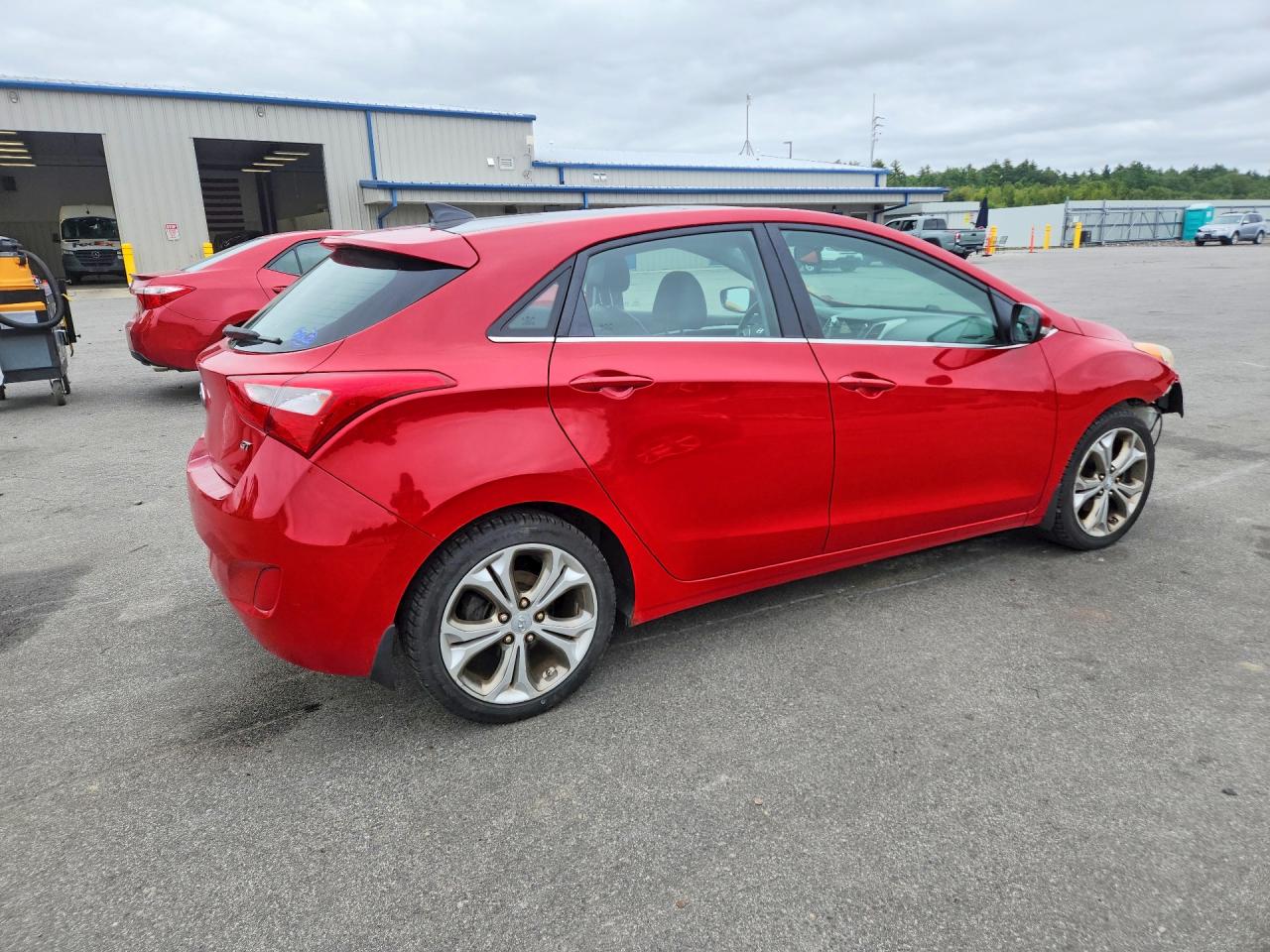 2013 Hyundai Elantra Gt Base Red vin: KMHD35LE4DU021053