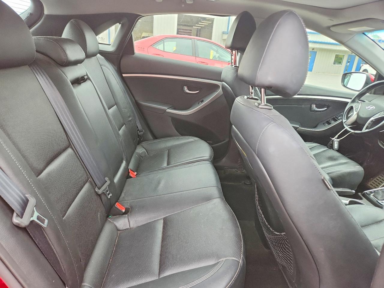 2013 Hyundai Elantra Gt Base Red vin: KMHD35LE4DU021053