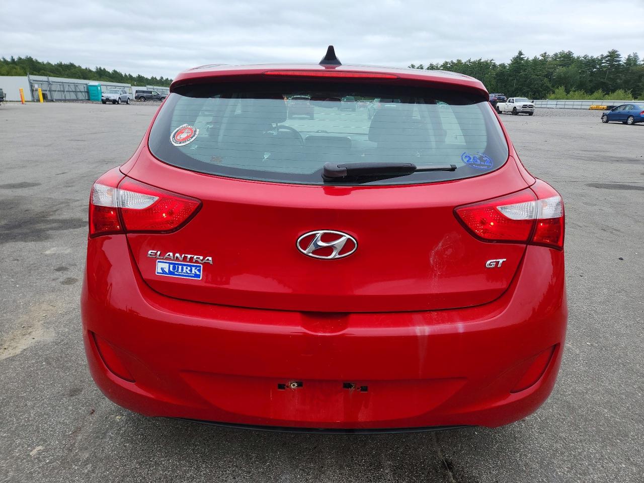 2013 Hyundai Elantra Gt Base Red vin: KMHD35LE4DU021053