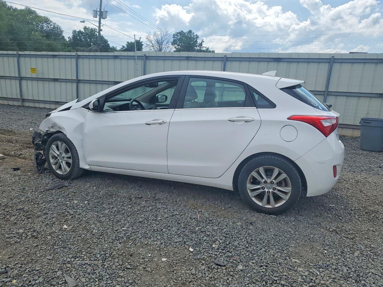 2013 Hyundai Elantra Gt Base White vin: KMHD35LE4DU033767