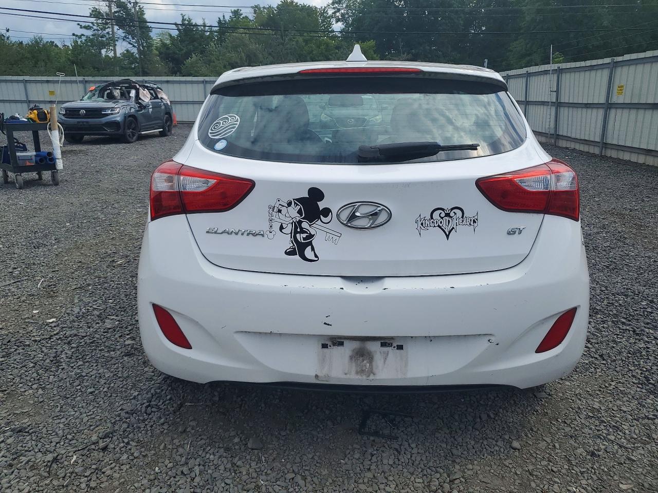 2013 Hyundai Elantra Gt Base White vin: KMHD35LE4DU033767