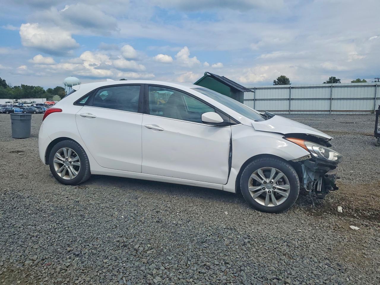 2013 Hyundai Elantra Gt Base White vin: KMHD35LE4DU033767
