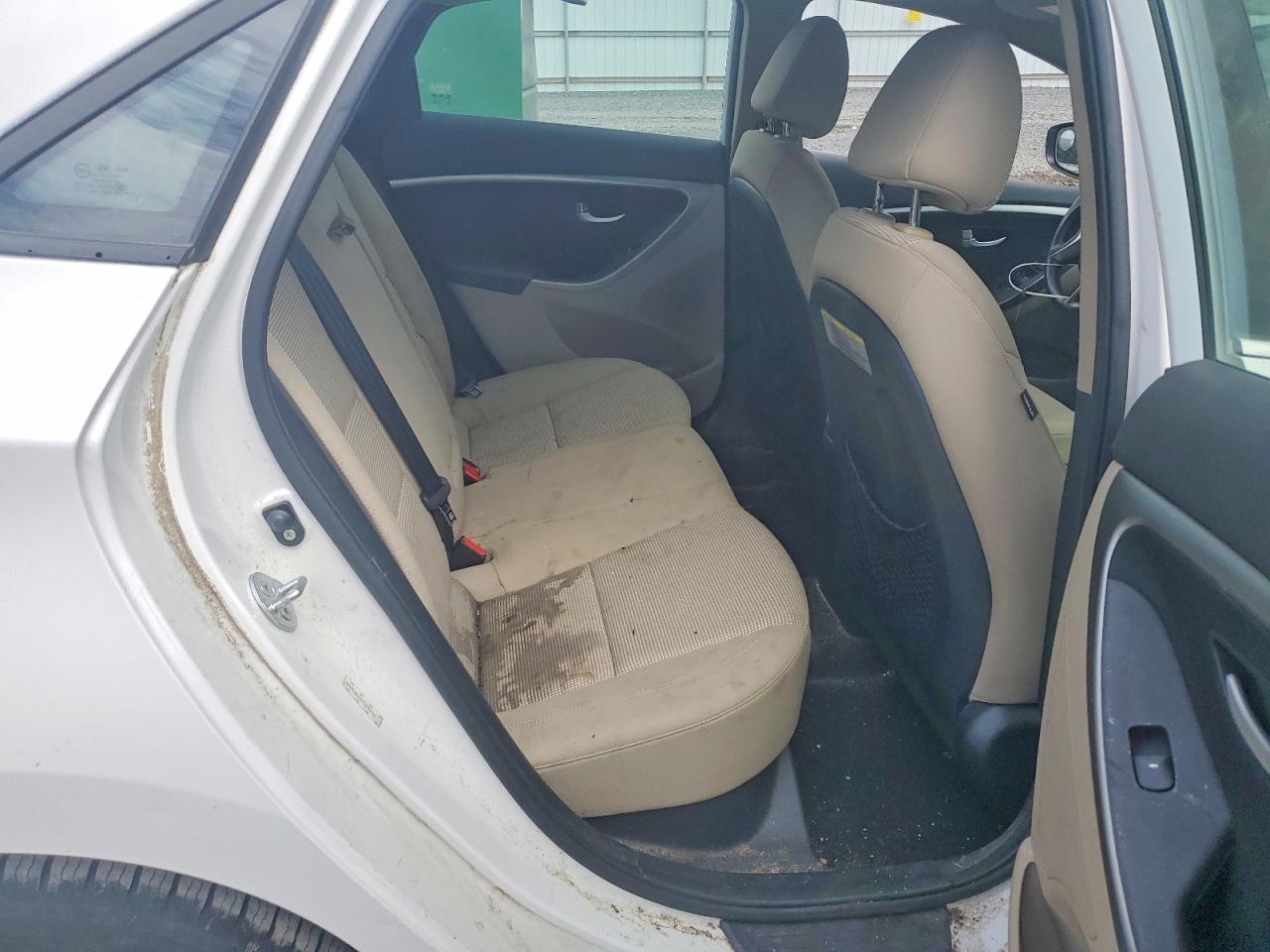 2013 Hyundai Elantra Gt Base White vin: KMHD35LE4DU033767