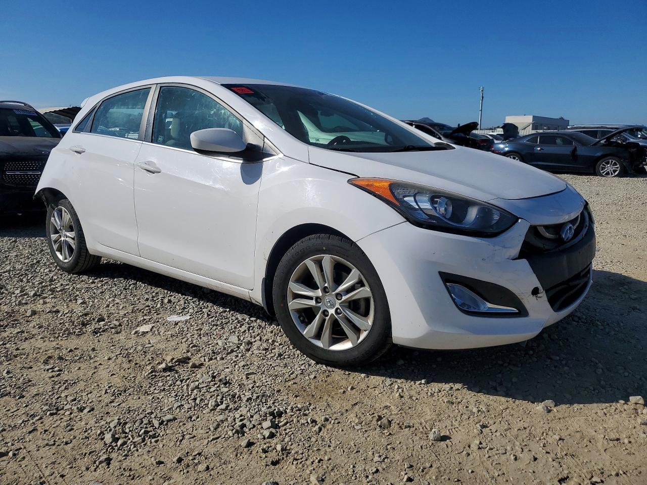 2013 Hyundai Elantra Gt White vin: KMHD35LE4DU076215