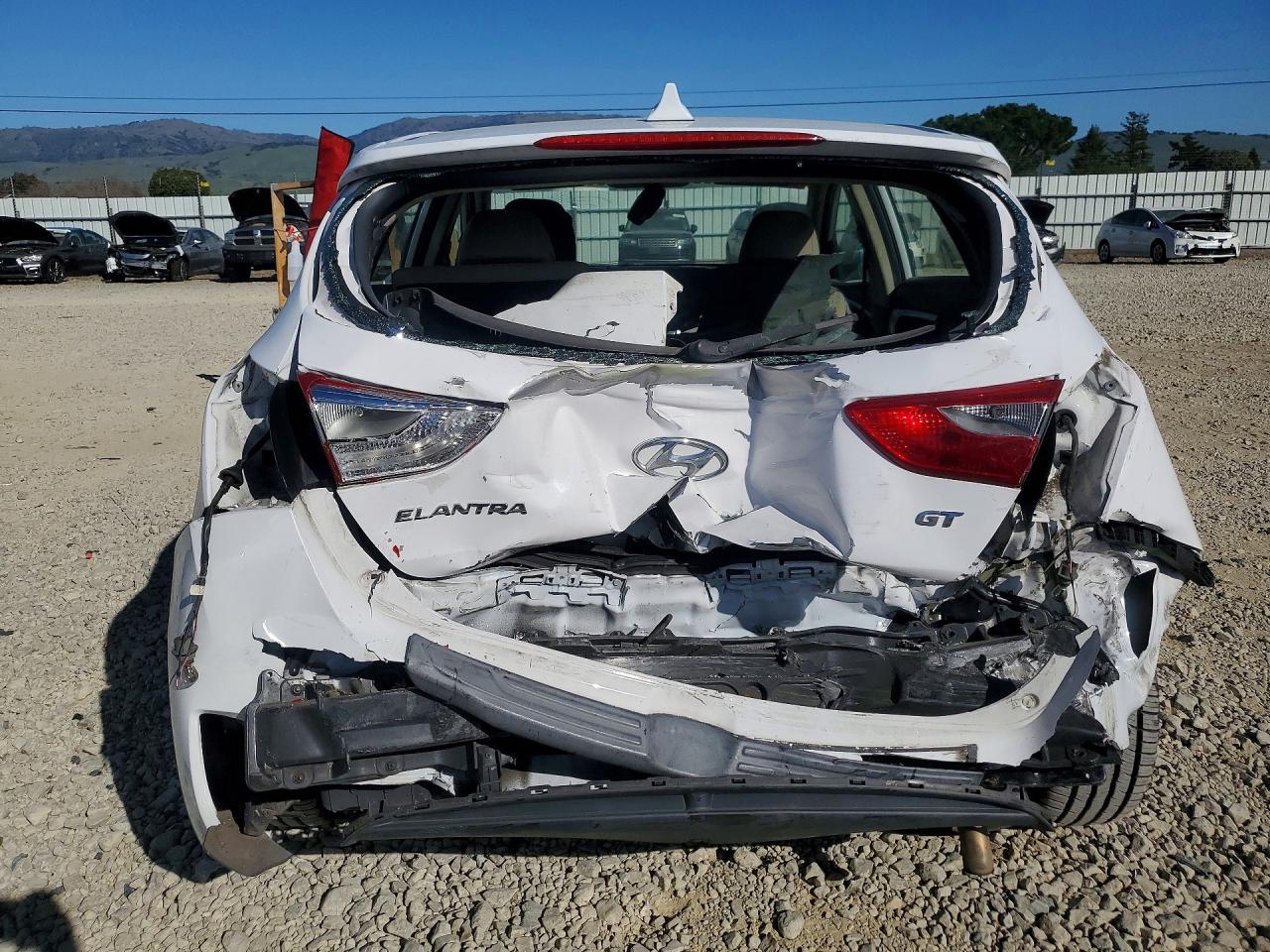 2013 Hyundai Elantra Gt White vin: KMHD35LE4DU076215