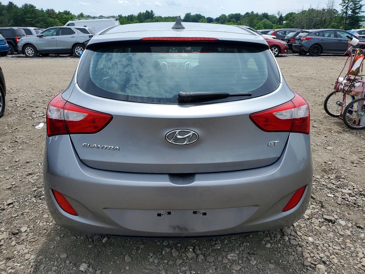 2013 Hyundai Elantra Gt Base Silver vin: KMHD35LE4DU082371