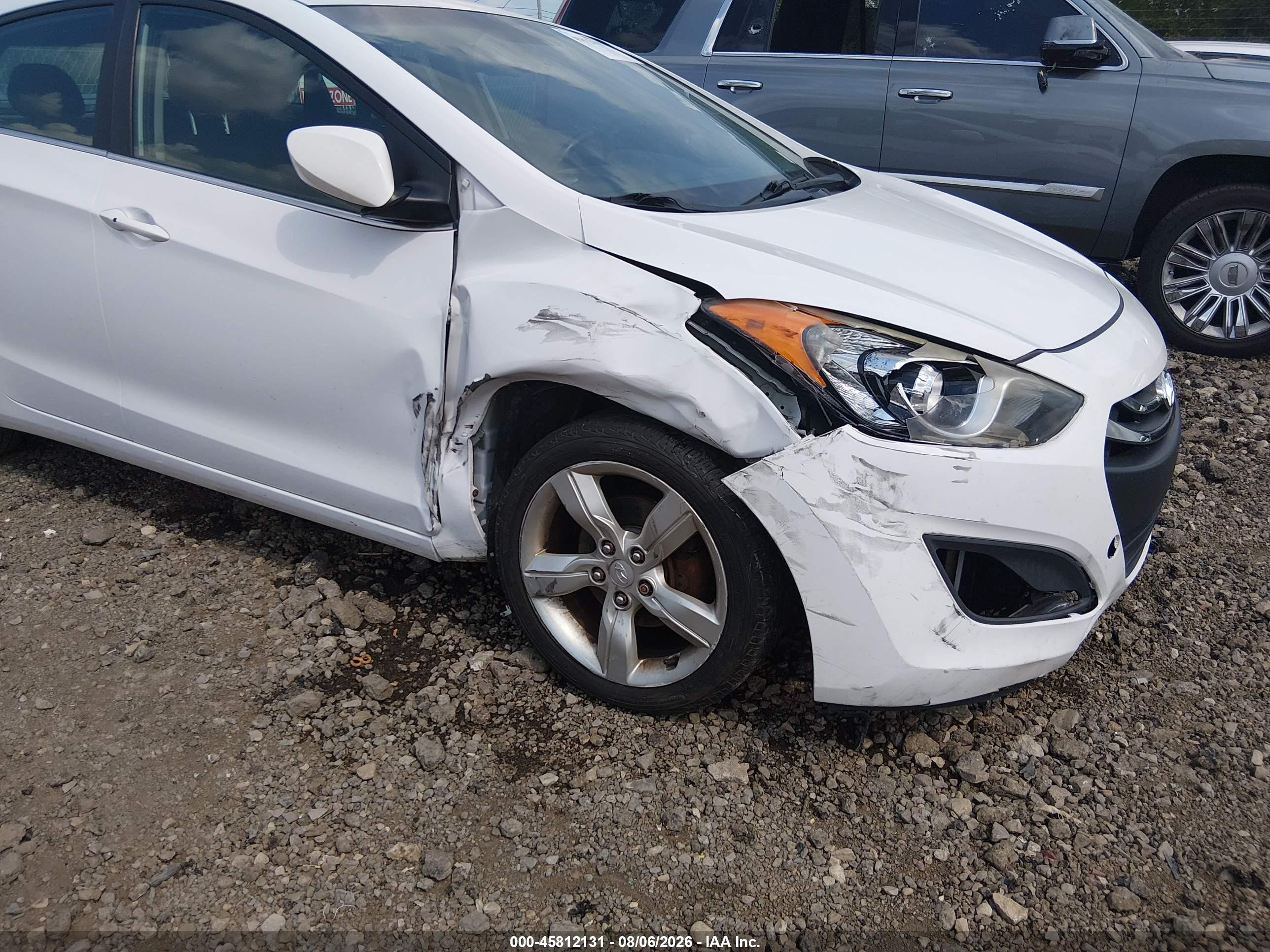 2013 Hyundai Elantra Gt White vin: KMHD35LE4DU095931