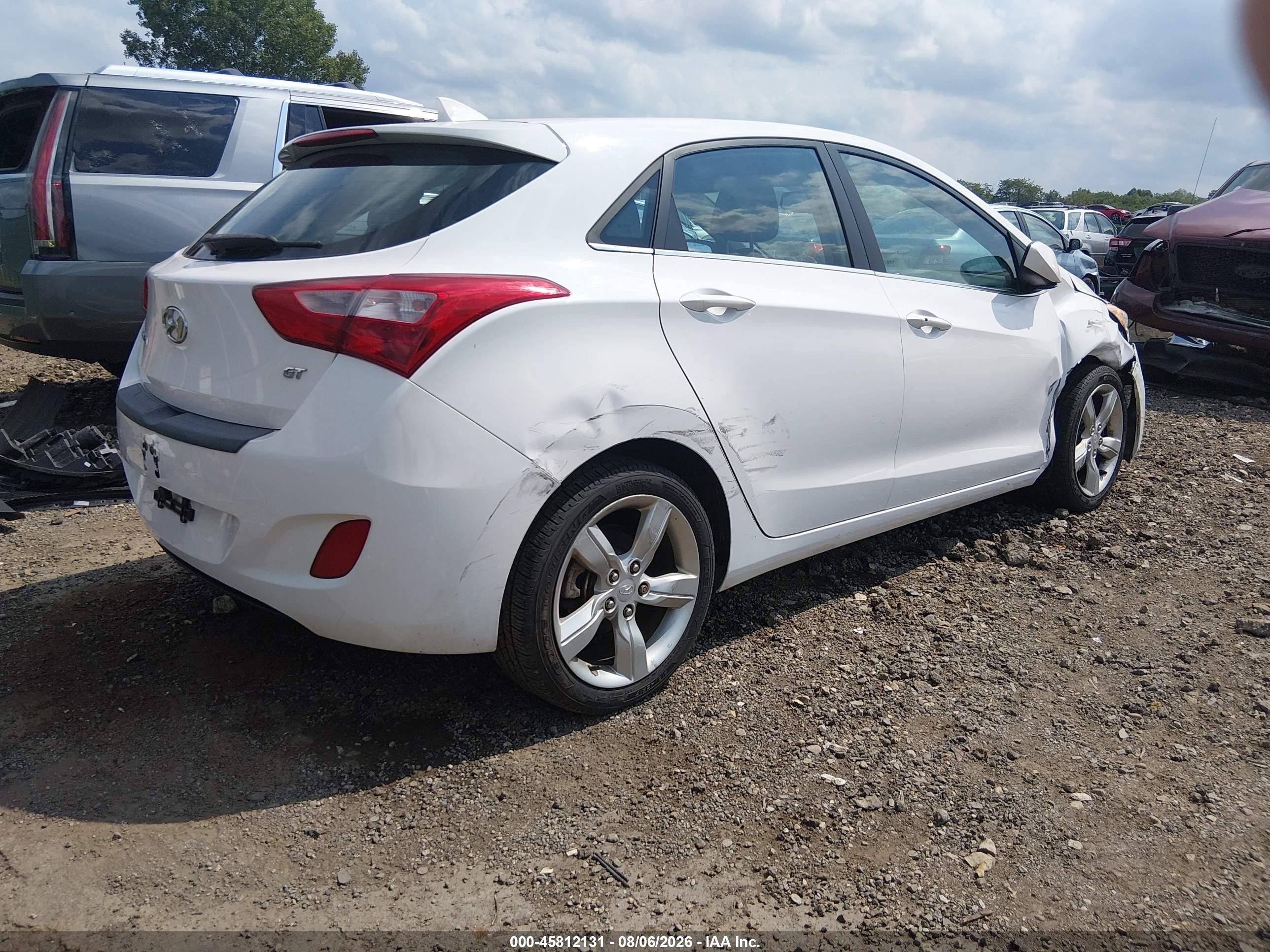 2013 Hyundai Elantra Gt White vin: KMHD35LE4DU095931