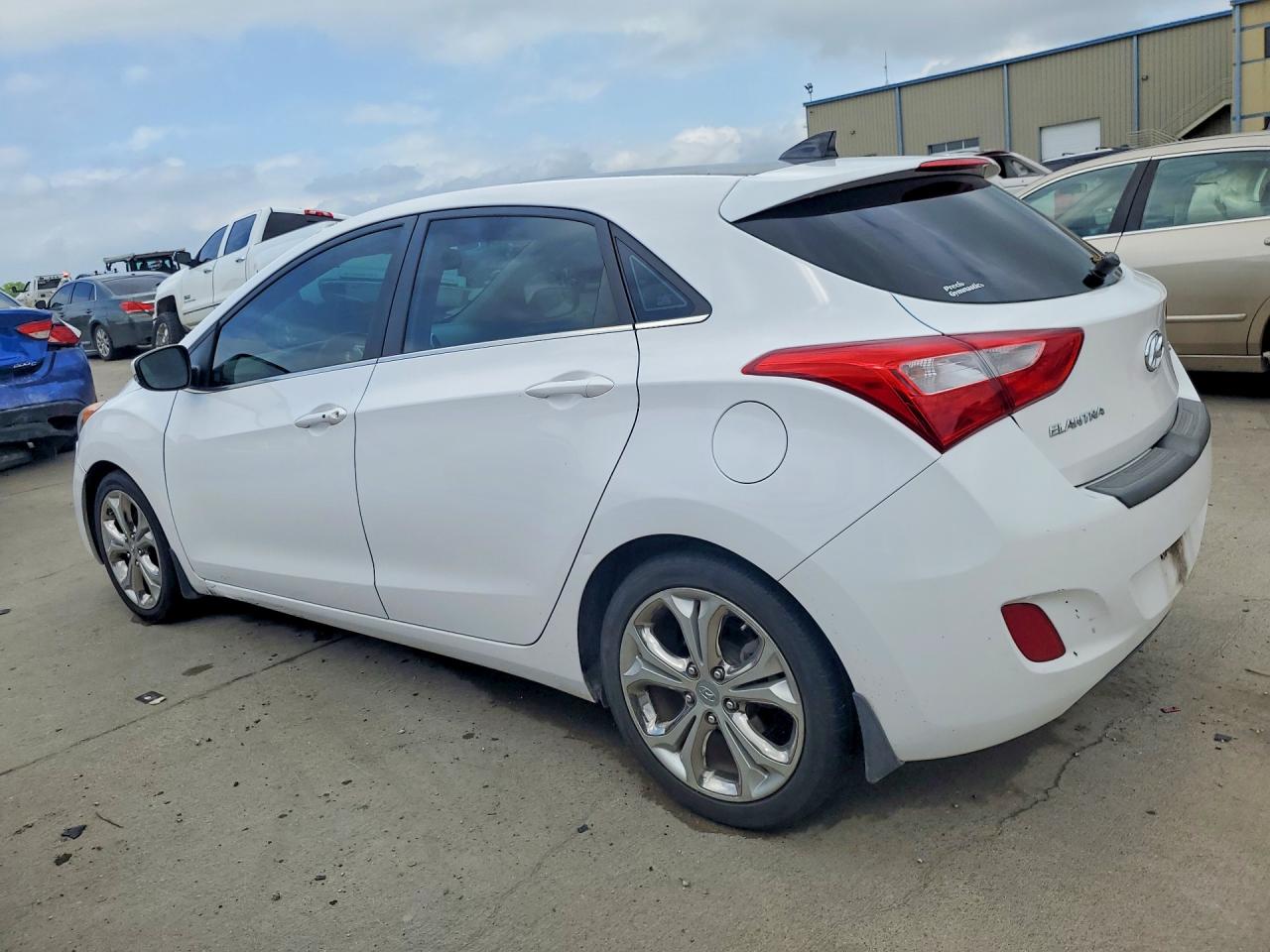 2013 Hyundai Elantra Gt Base White vin: KMHD35LE4DU121329