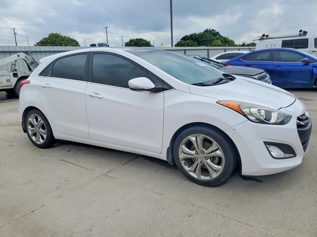 2013 Hyundai Elantra Gt Base White vin: KMHD35LE4DU121329