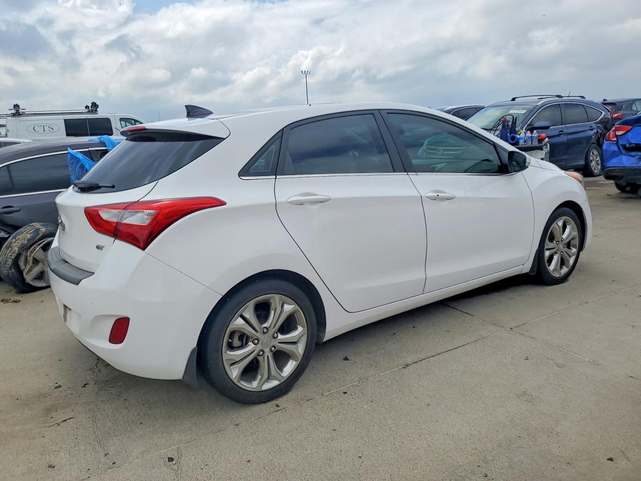 2013 Hyundai Elantra Gt Base White vin: KMHD35LE4DU121329