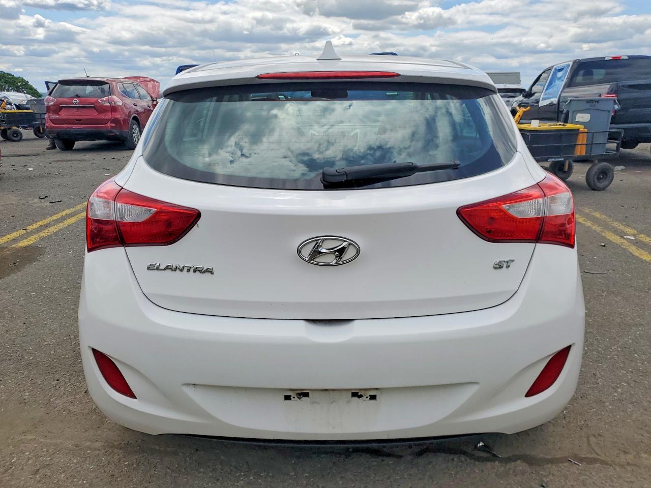 2013 Hyundai Elantra Gt Base White vin: KMHD35LE4DU129625