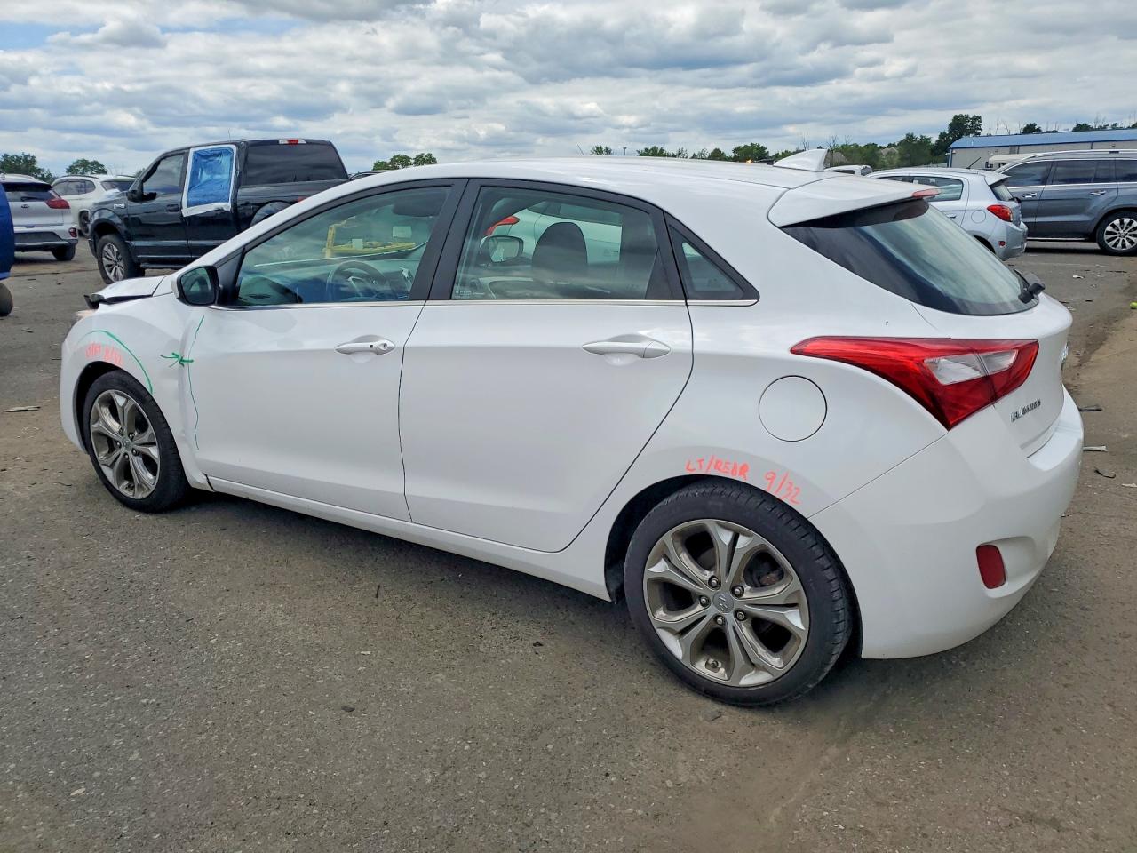 2013 Hyundai Elantra Gt Base White vin: KMHD35LE4DU129625