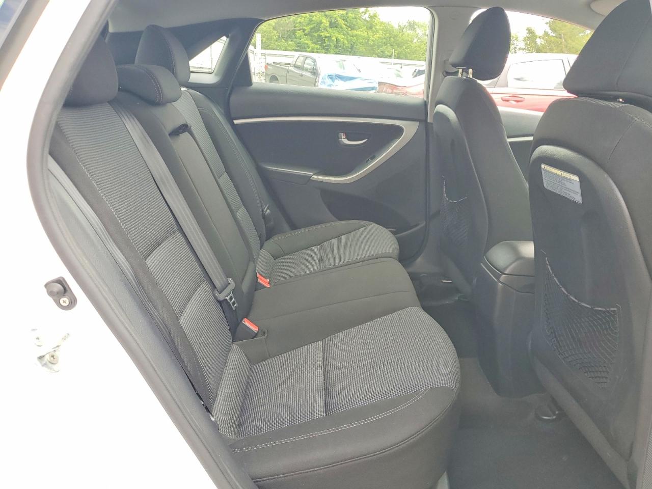 2013 Hyundai Elantra Gt Base White vin: KMHD35LE4DU129625