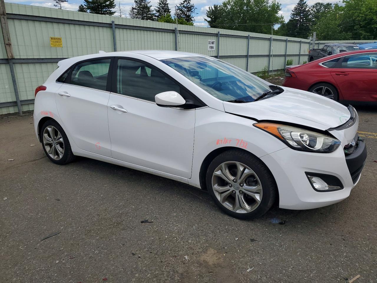 2013 Hyundai Elantra Gt Base White vin: KMHD35LE4DU129625