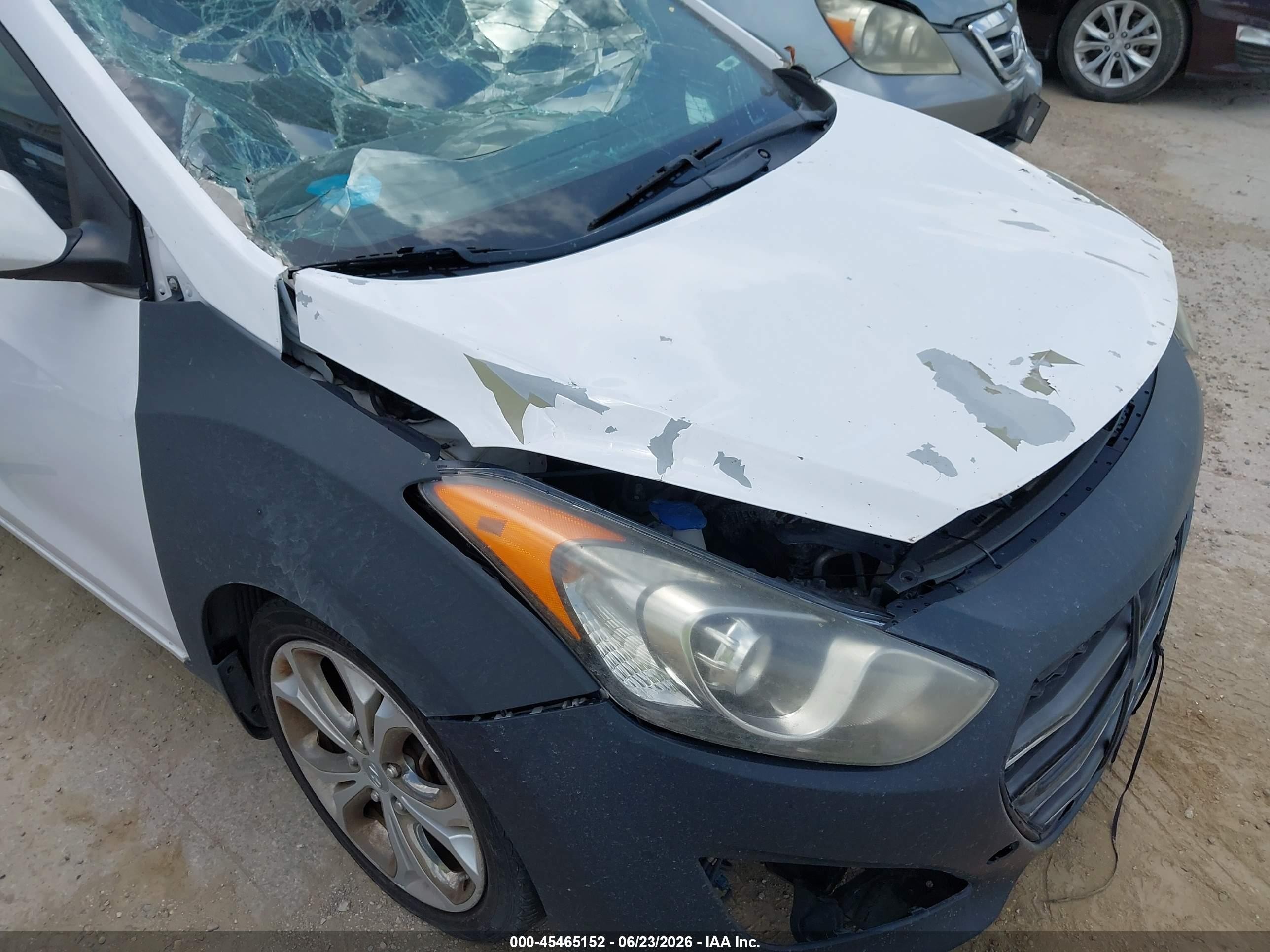 2013 Hyundai Elantra Gt   White vin: KMHD35LE6DU044463