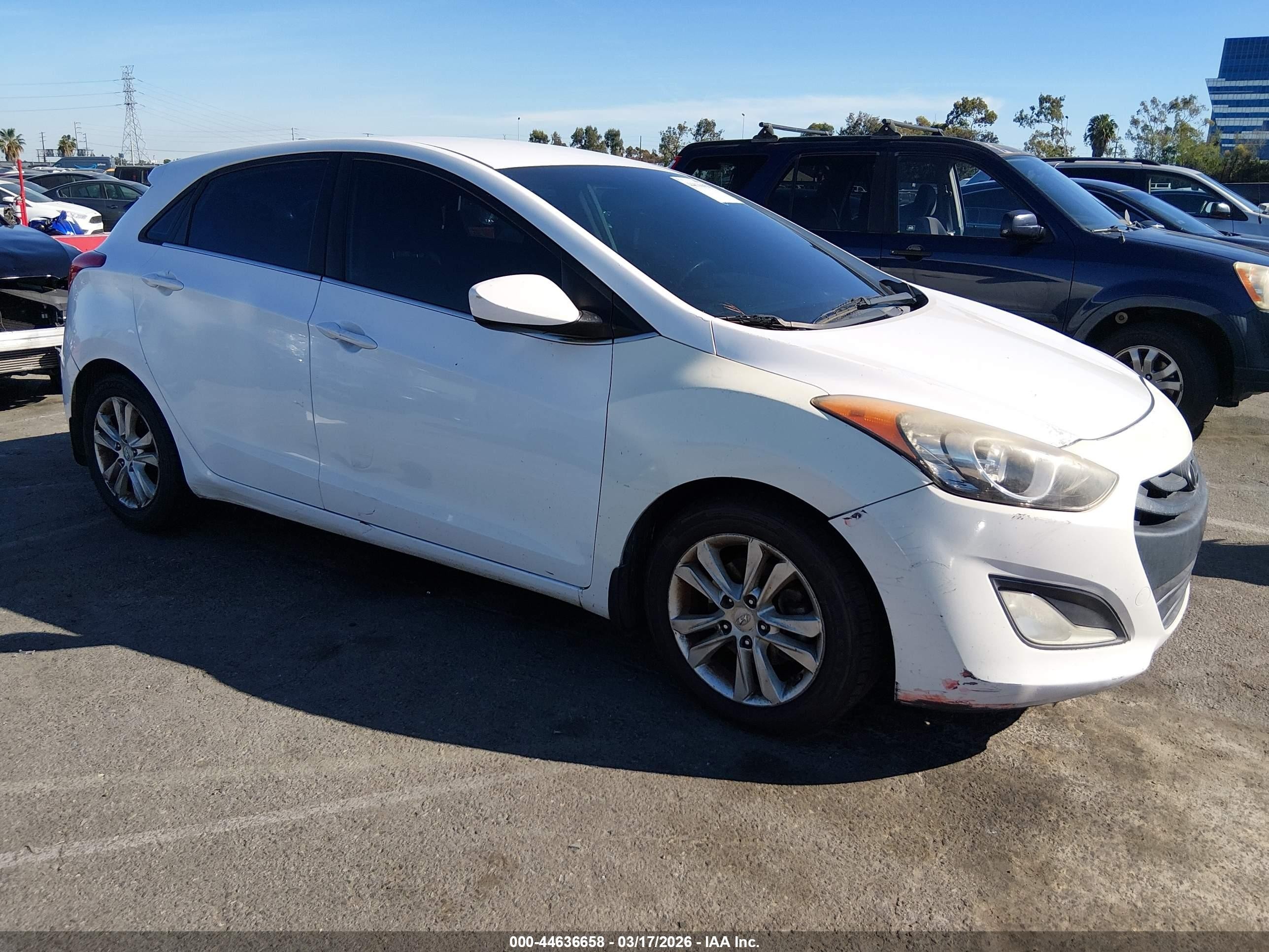 2013 Hyundai Elantra Gt   White vin: KMHD35LE6DU068875