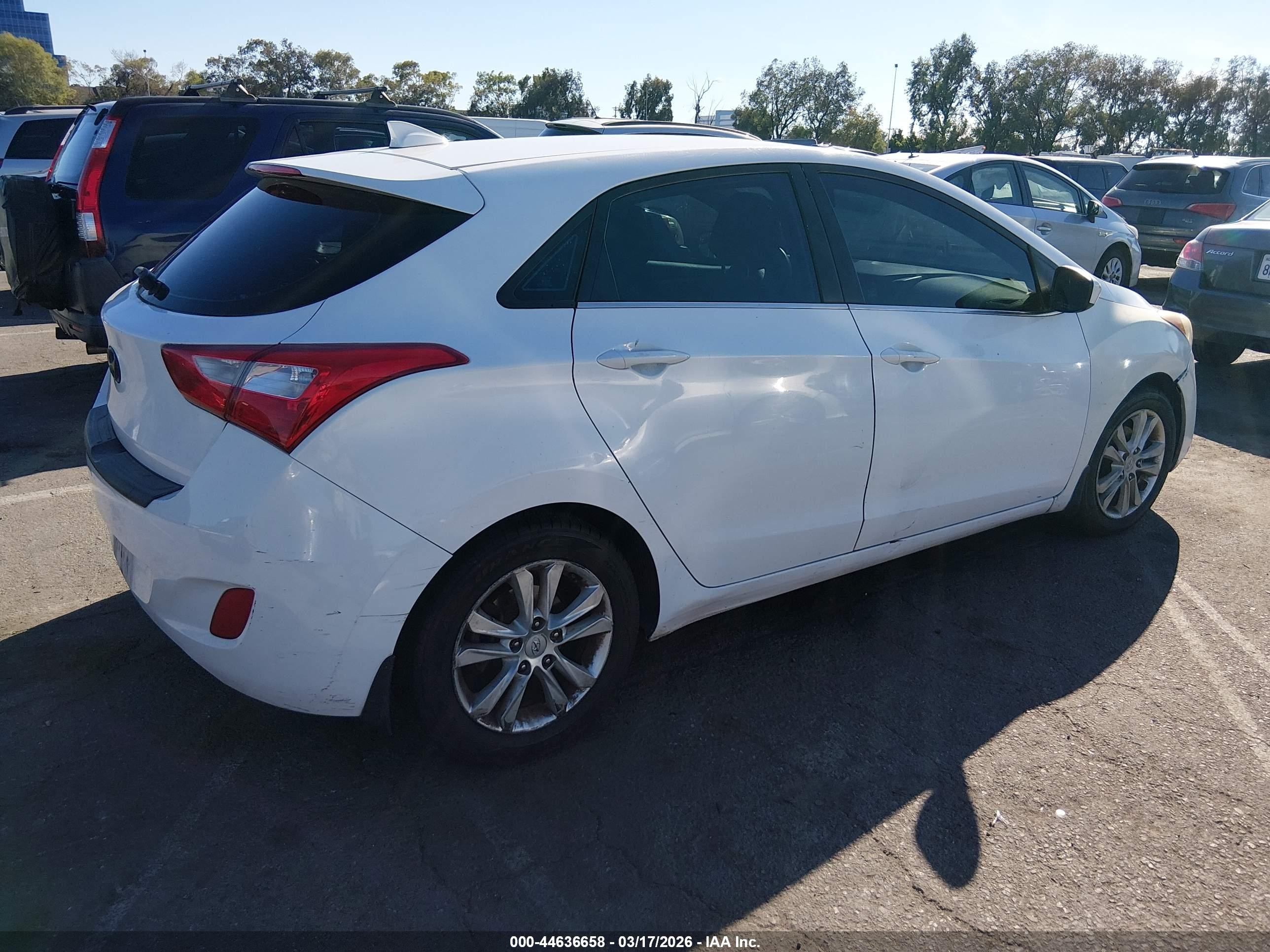 2013 Hyundai Elantra Gt   Белый vin: KMHD35LE6DU068875