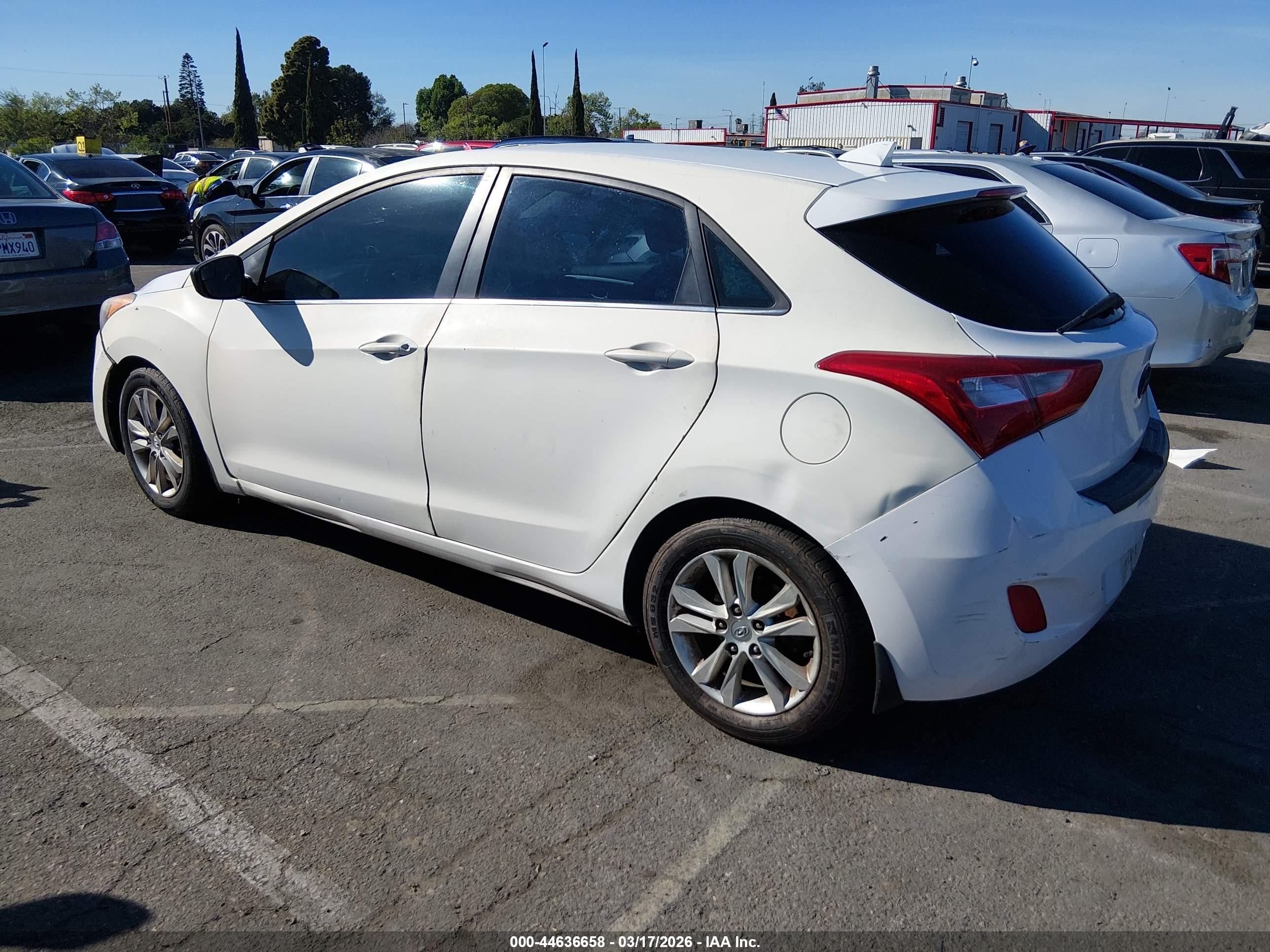 2013 Hyundai Elantra Gt   Белый vin: KMHD35LE6DU068875