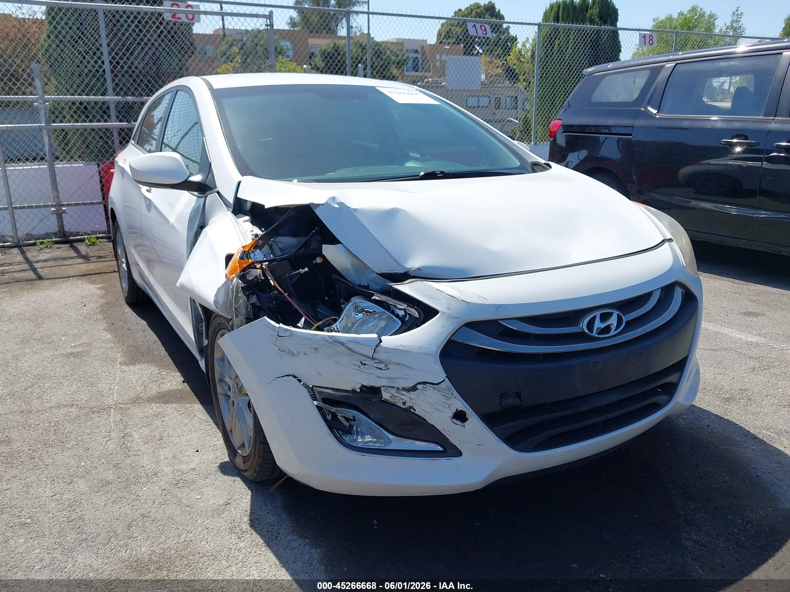 2013 Hyundai Elantra Gt   White vin: KMHD35LE6DU089077