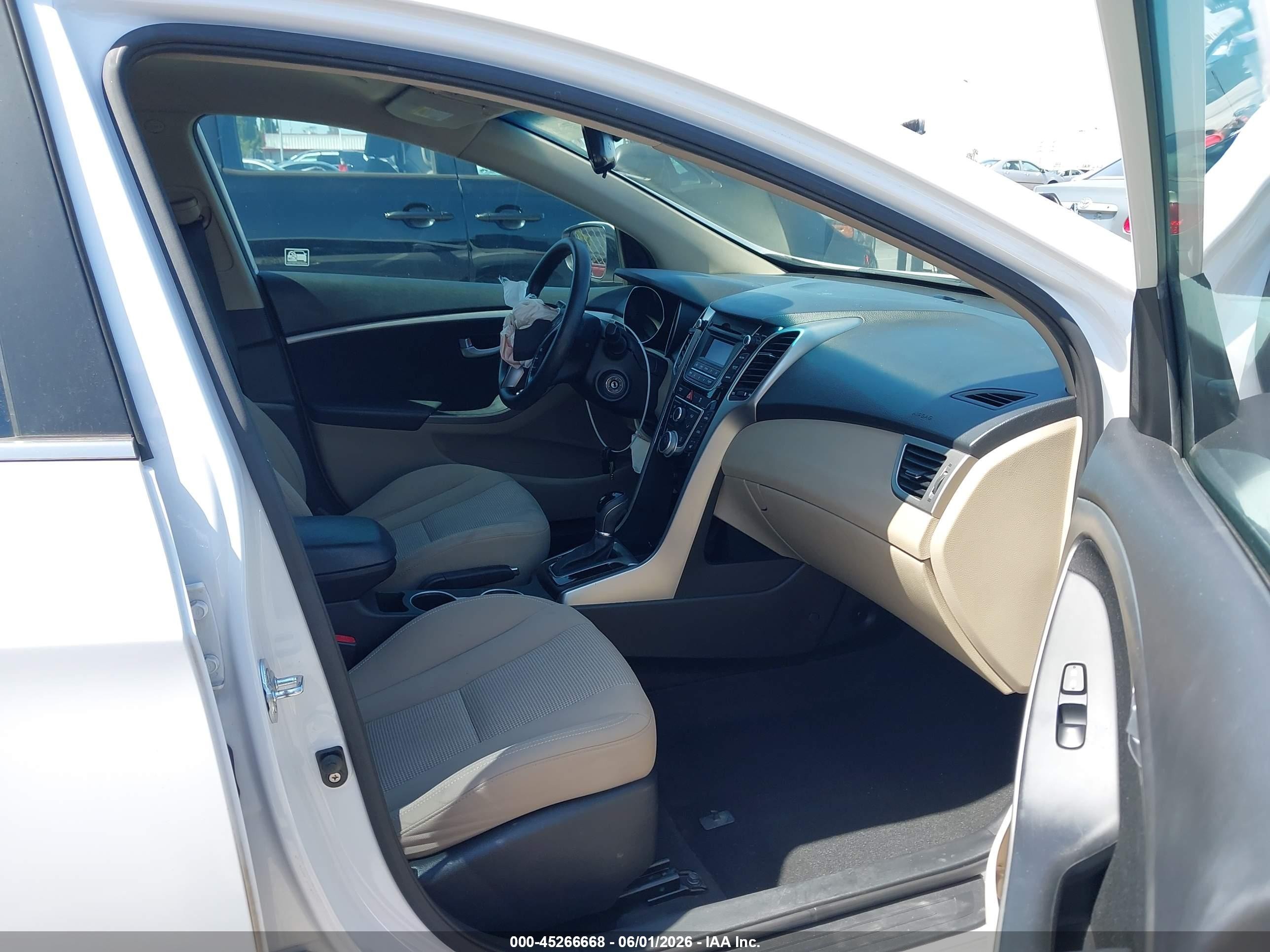 2013 Hyundai Elantra Gt   White vin: KMHD35LE6DU089077