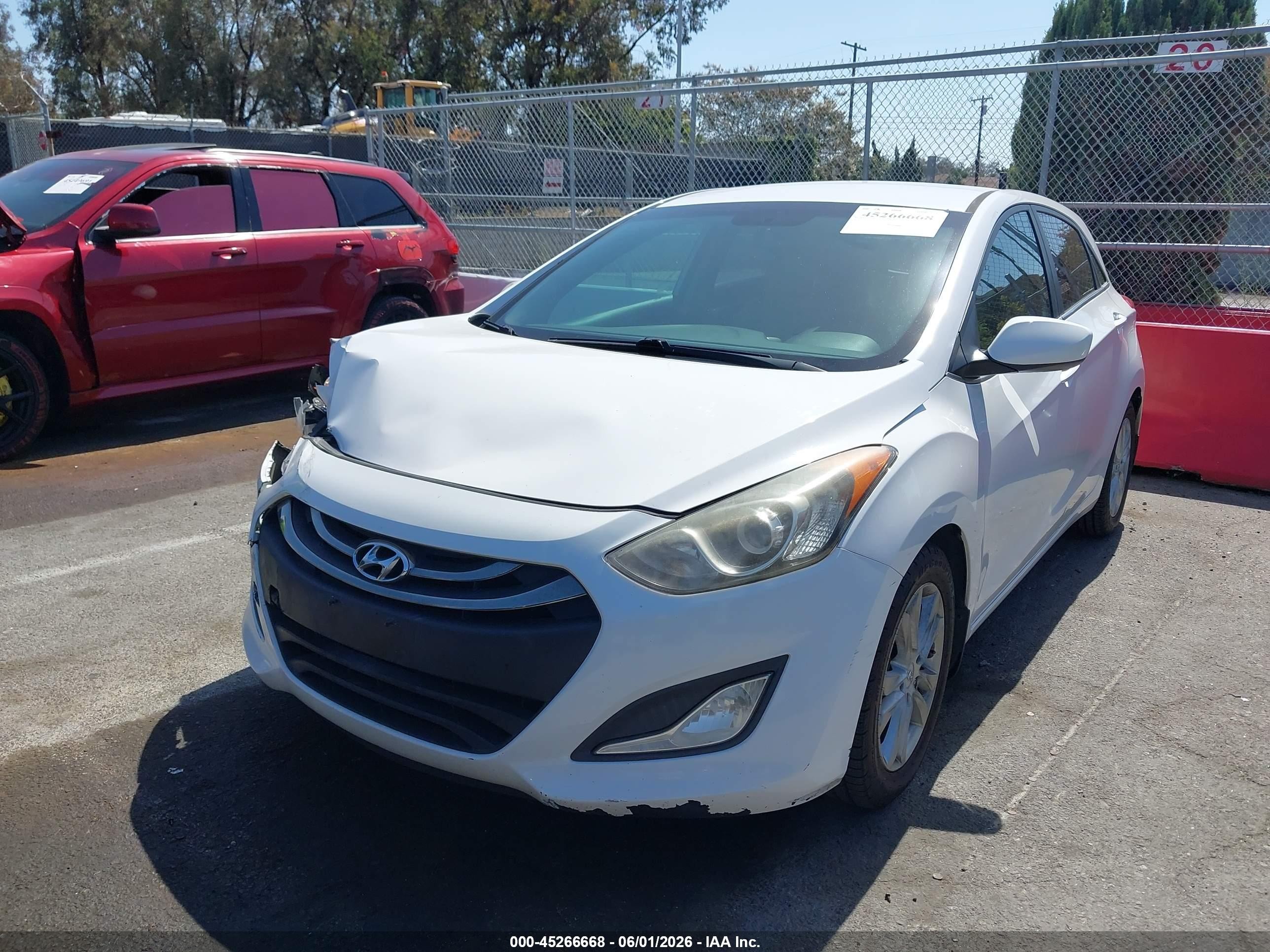 2013 Hyundai Elantra Gt   White vin: KMHD35LE6DU089077