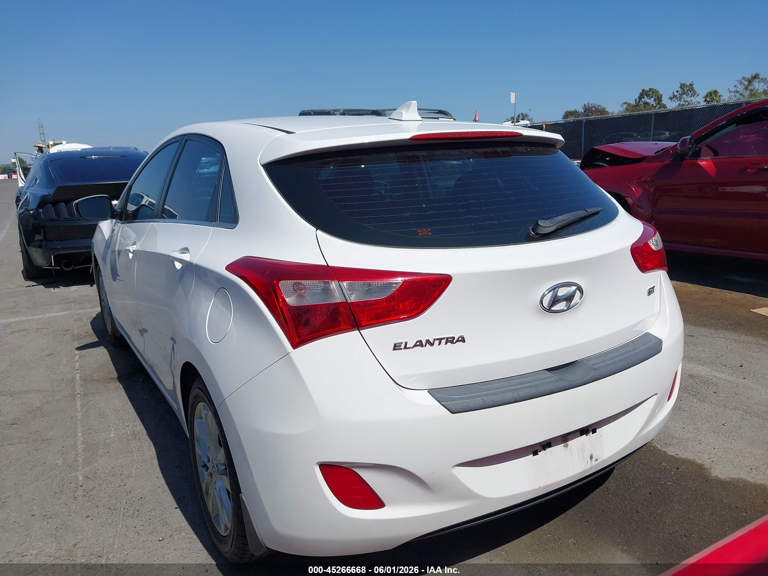 2013 Hyundai Elantra Gt   White vin: KMHD35LE6DU089077